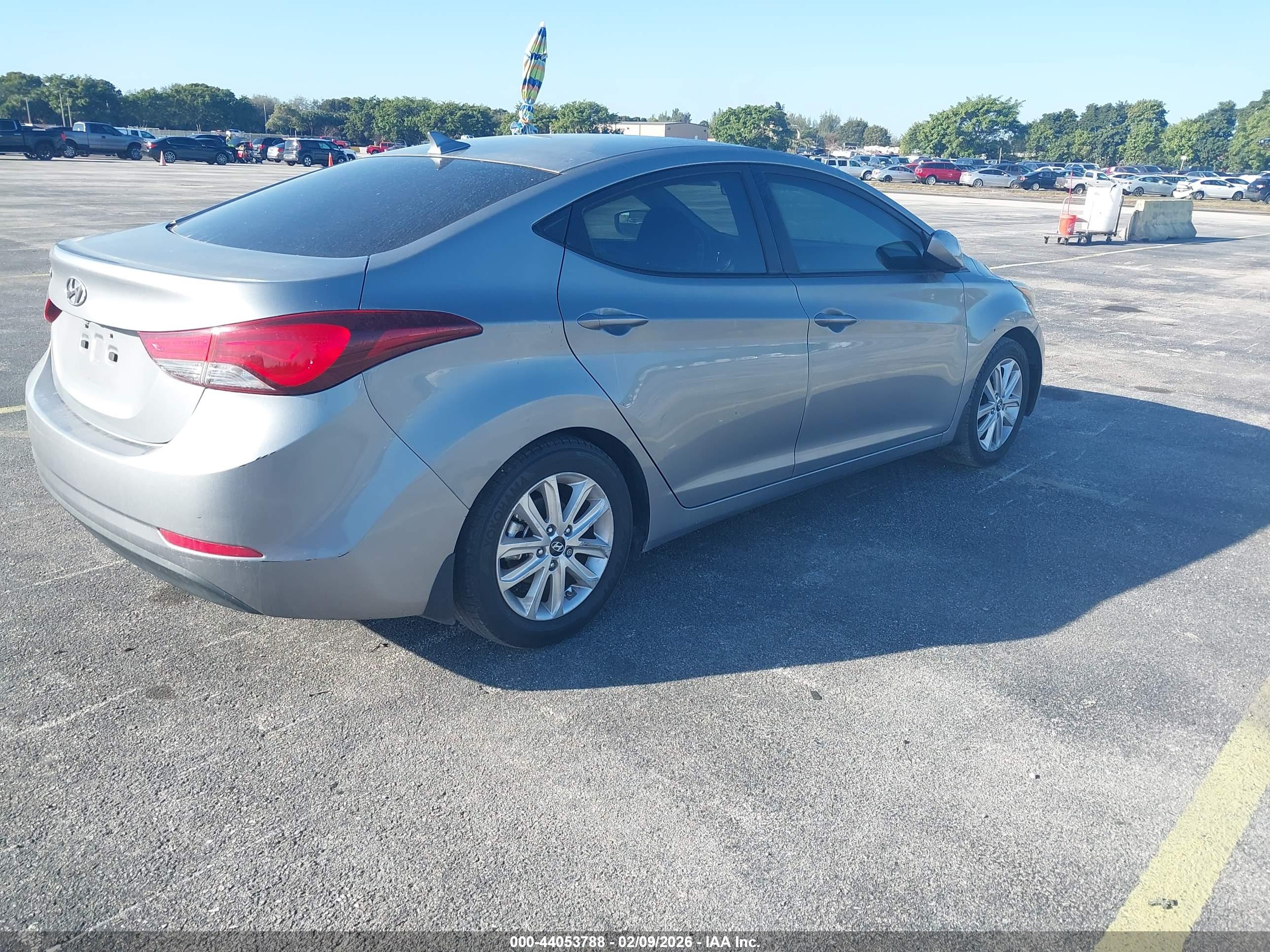 HYUNDAI ELANTRA image 4