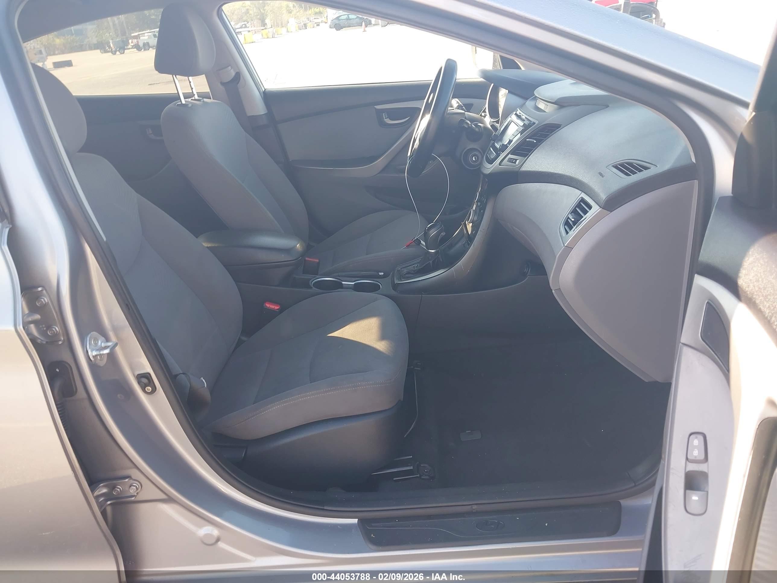 HYUNDAI ELANTRA image 5