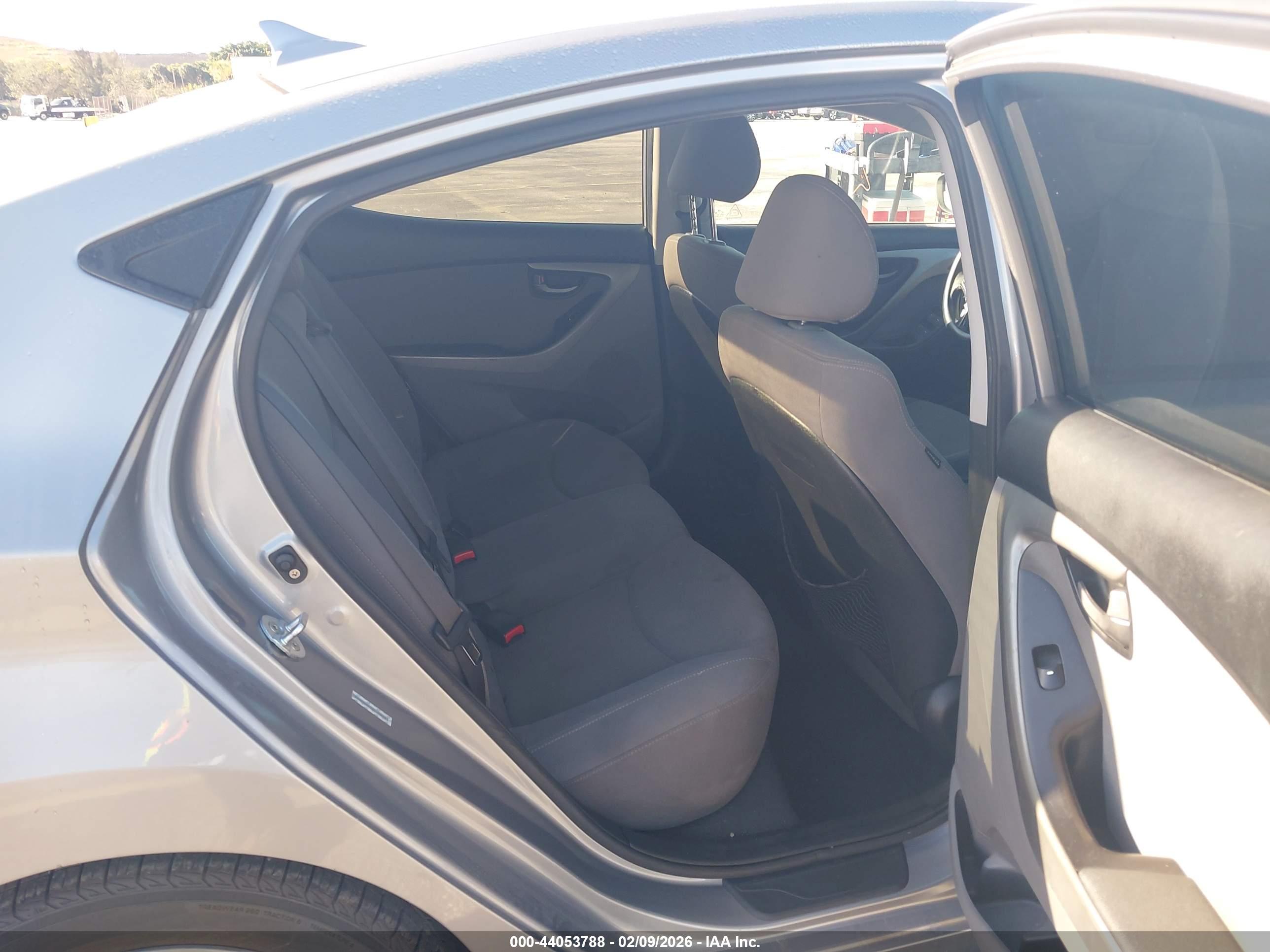 HYUNDAI ELANTRA image 8