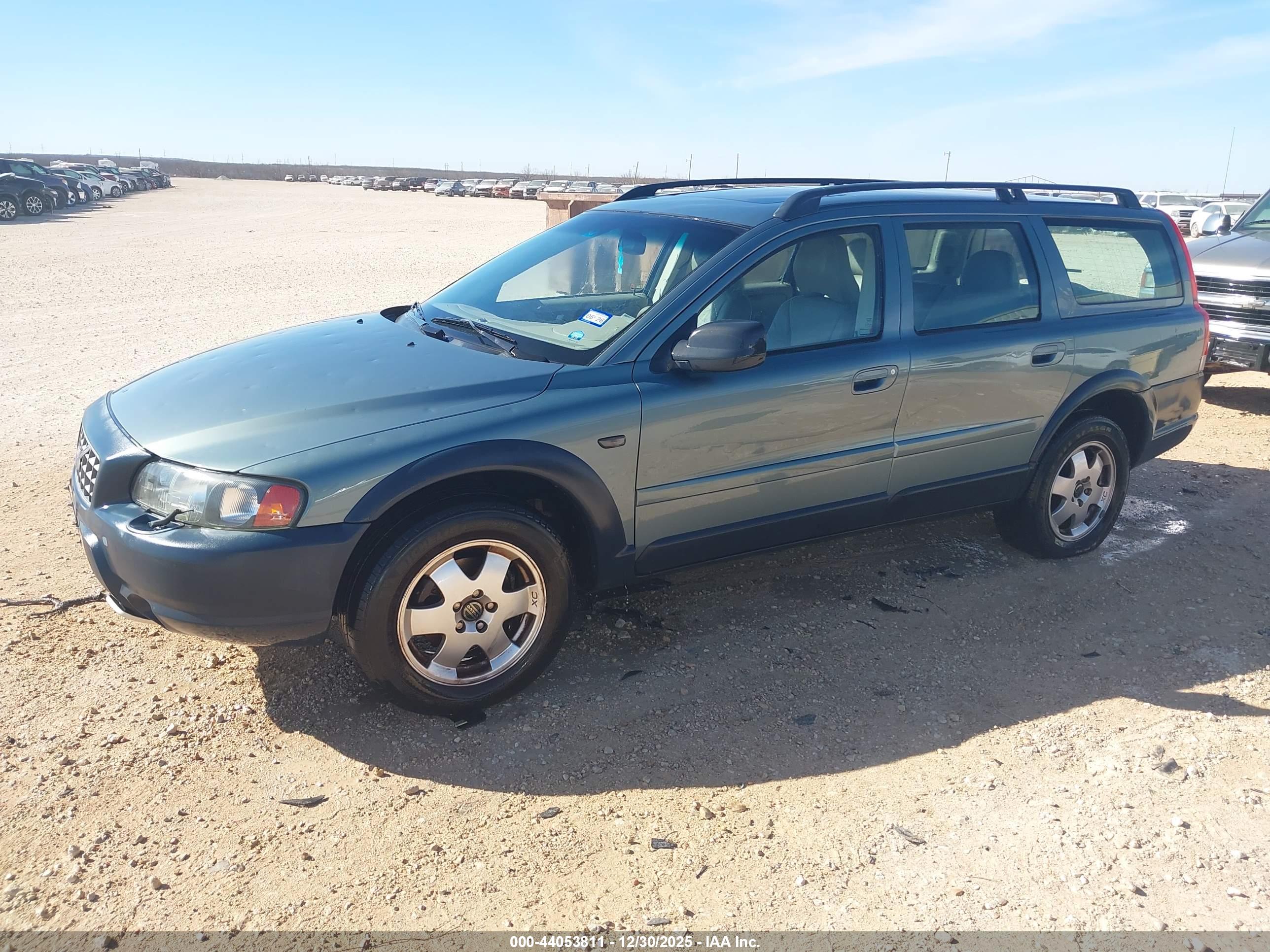 VOLVO V70 image 2