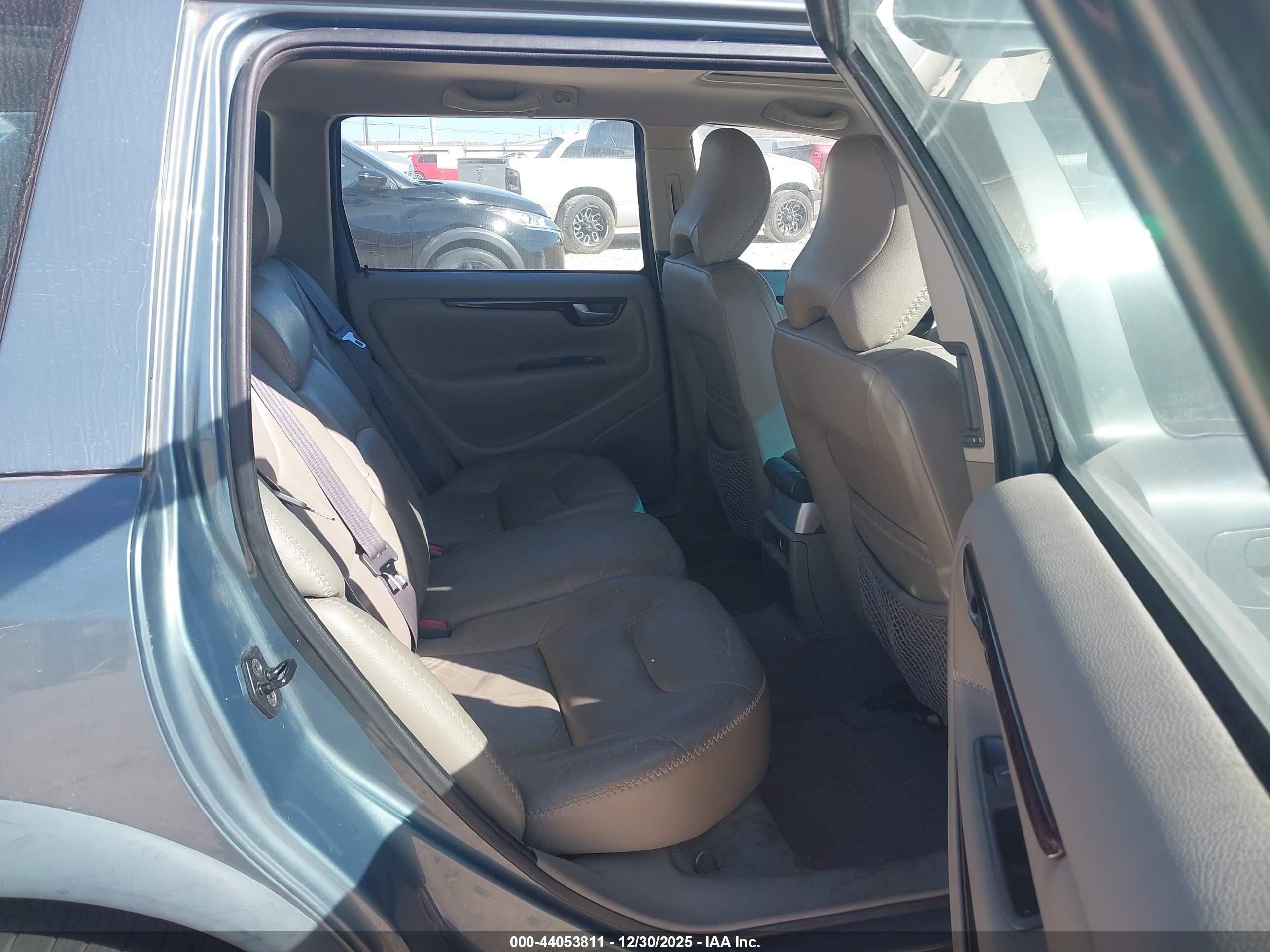 VOLVO V70 image 8