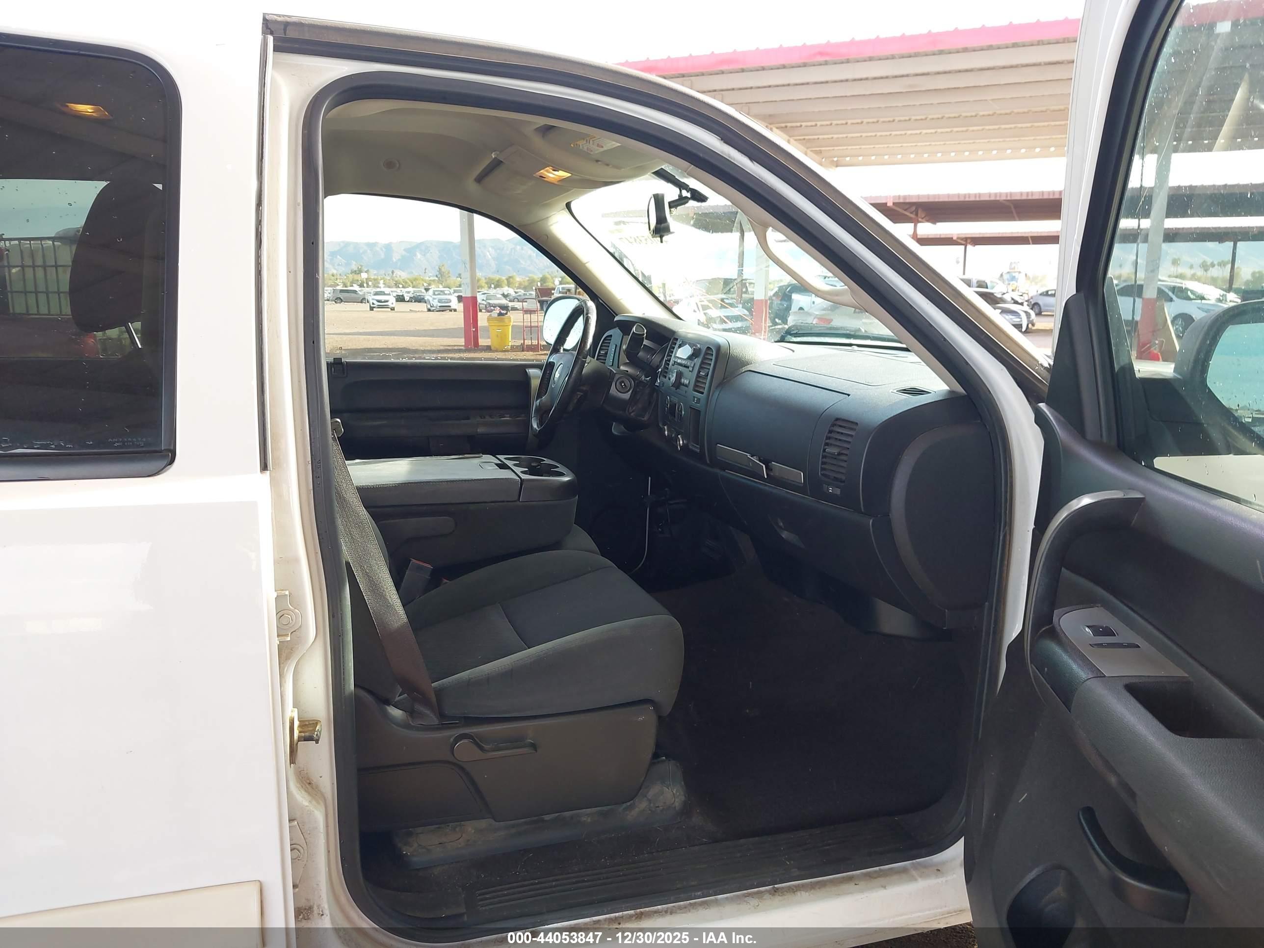 CHEVROLET SILVERADO image 5