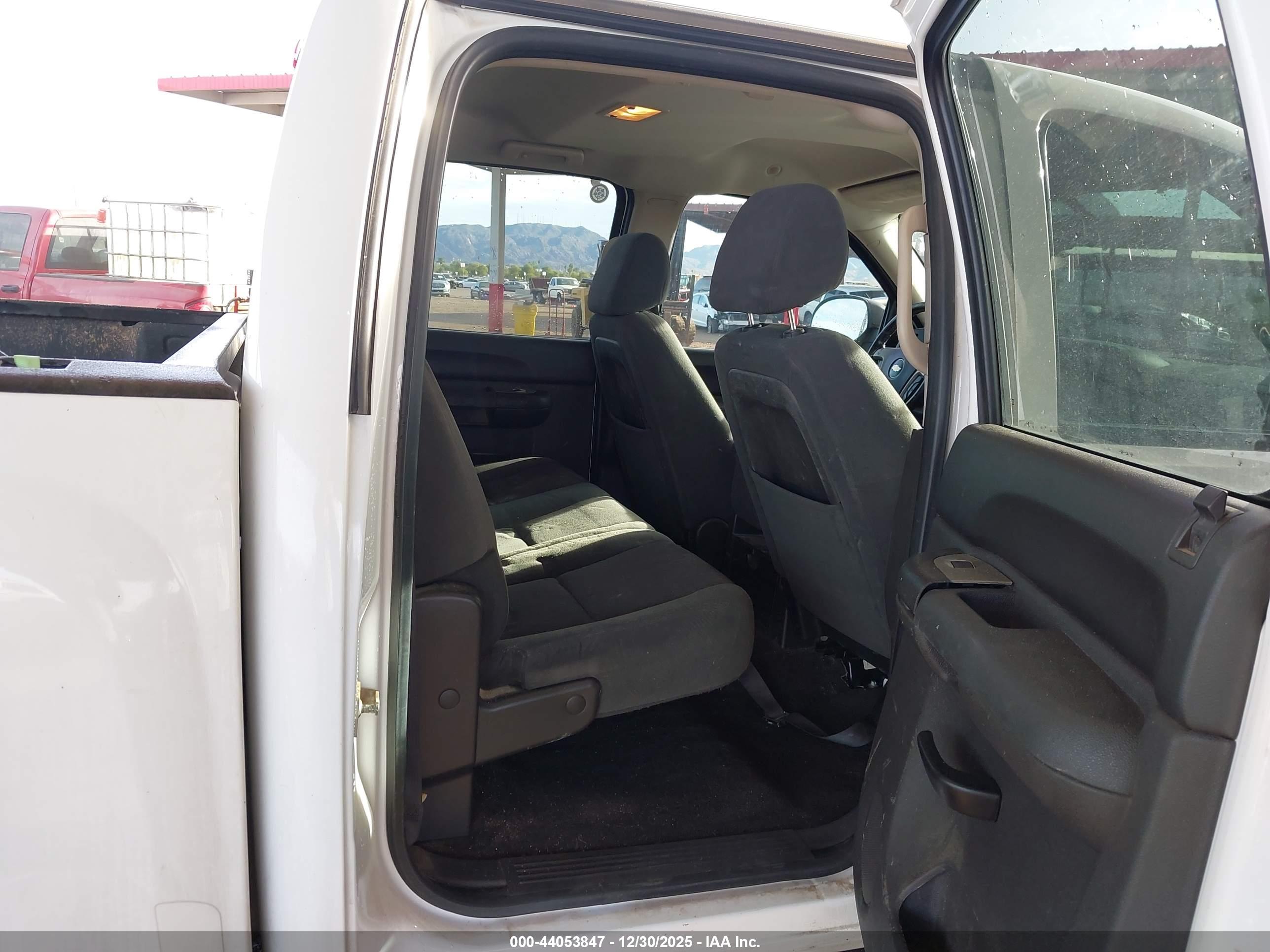 CHEVROLET SILVERADO image 8