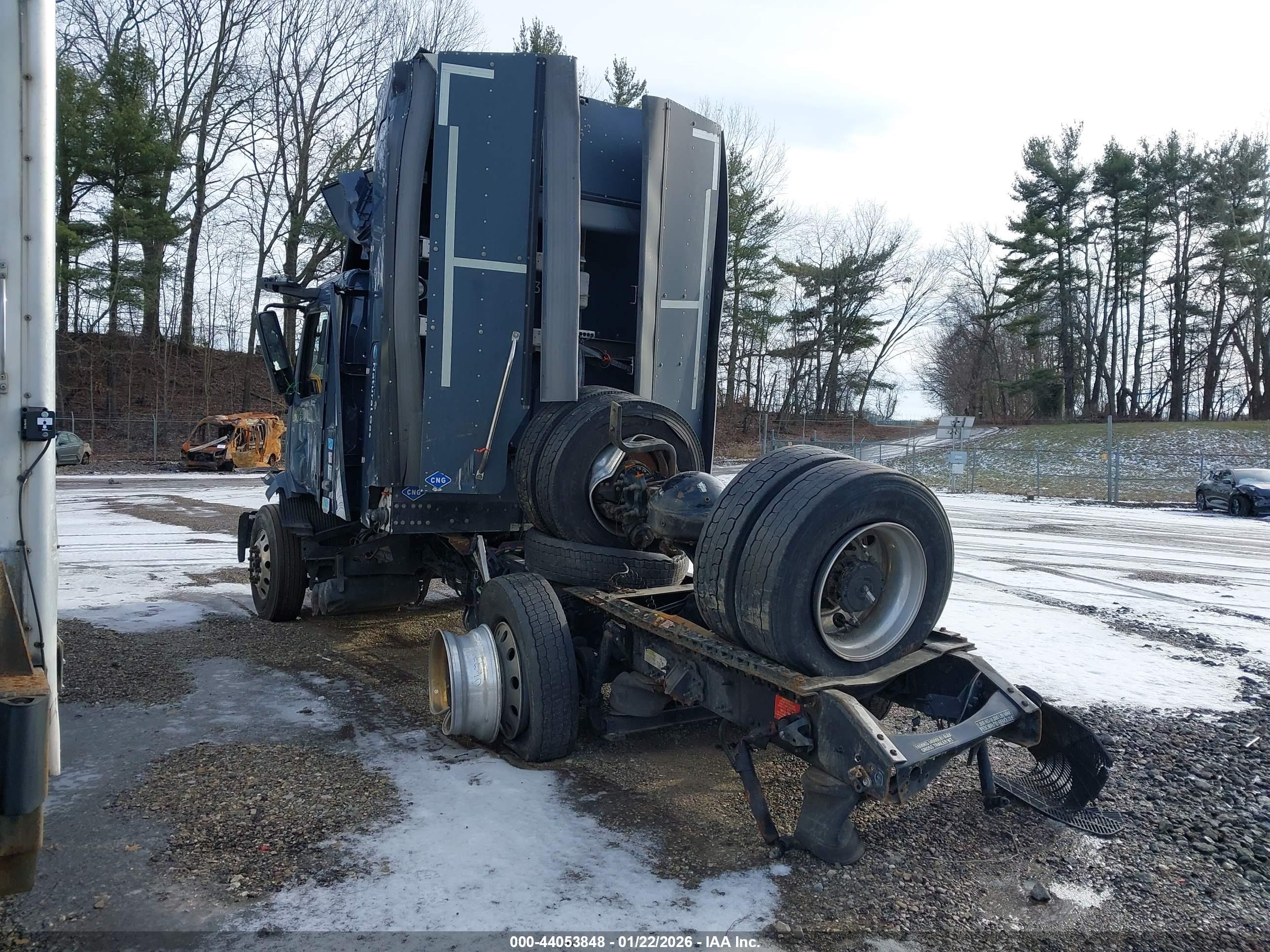 VOLVO VNL image 3