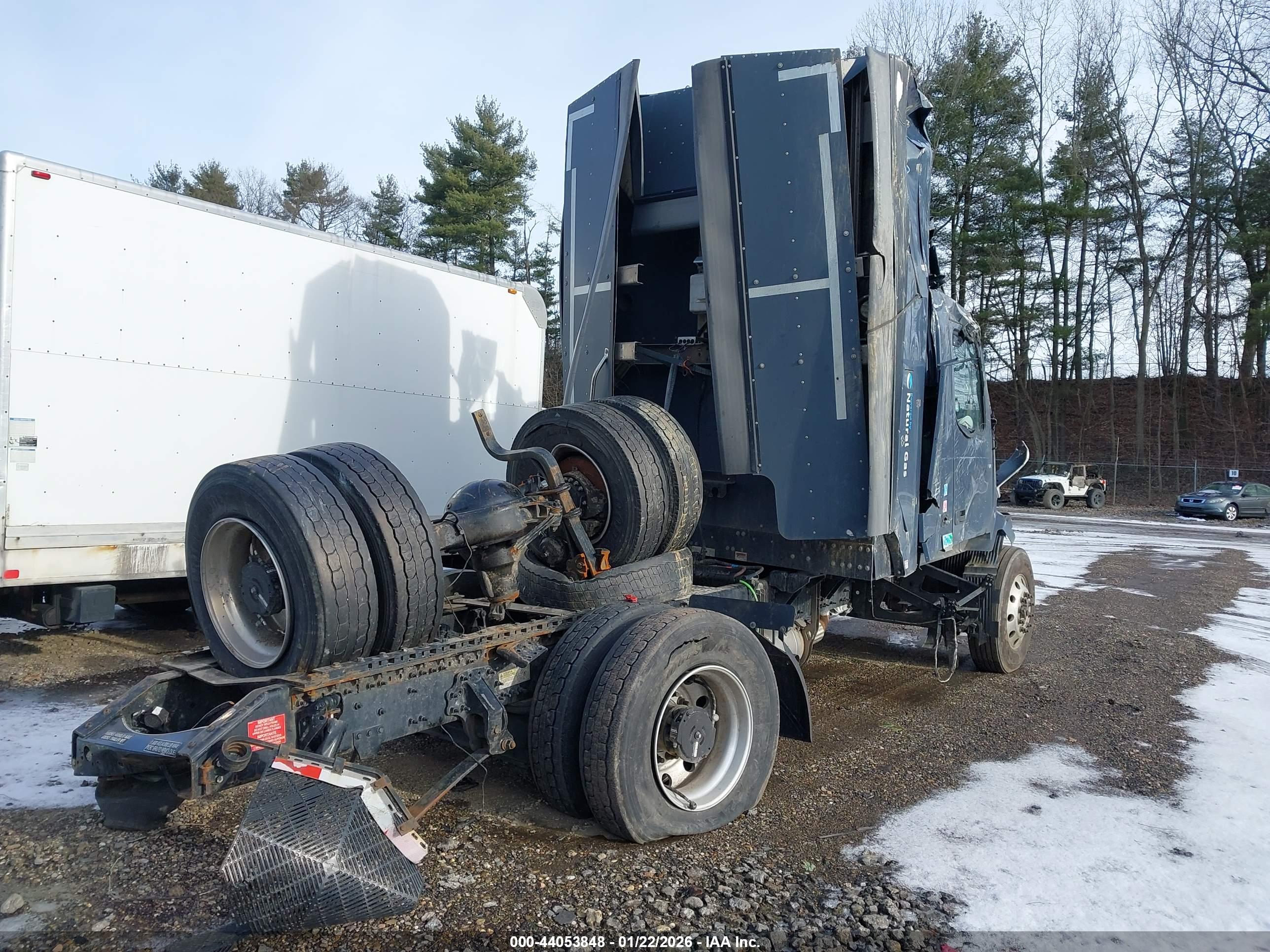 VOLVO VNL image 4