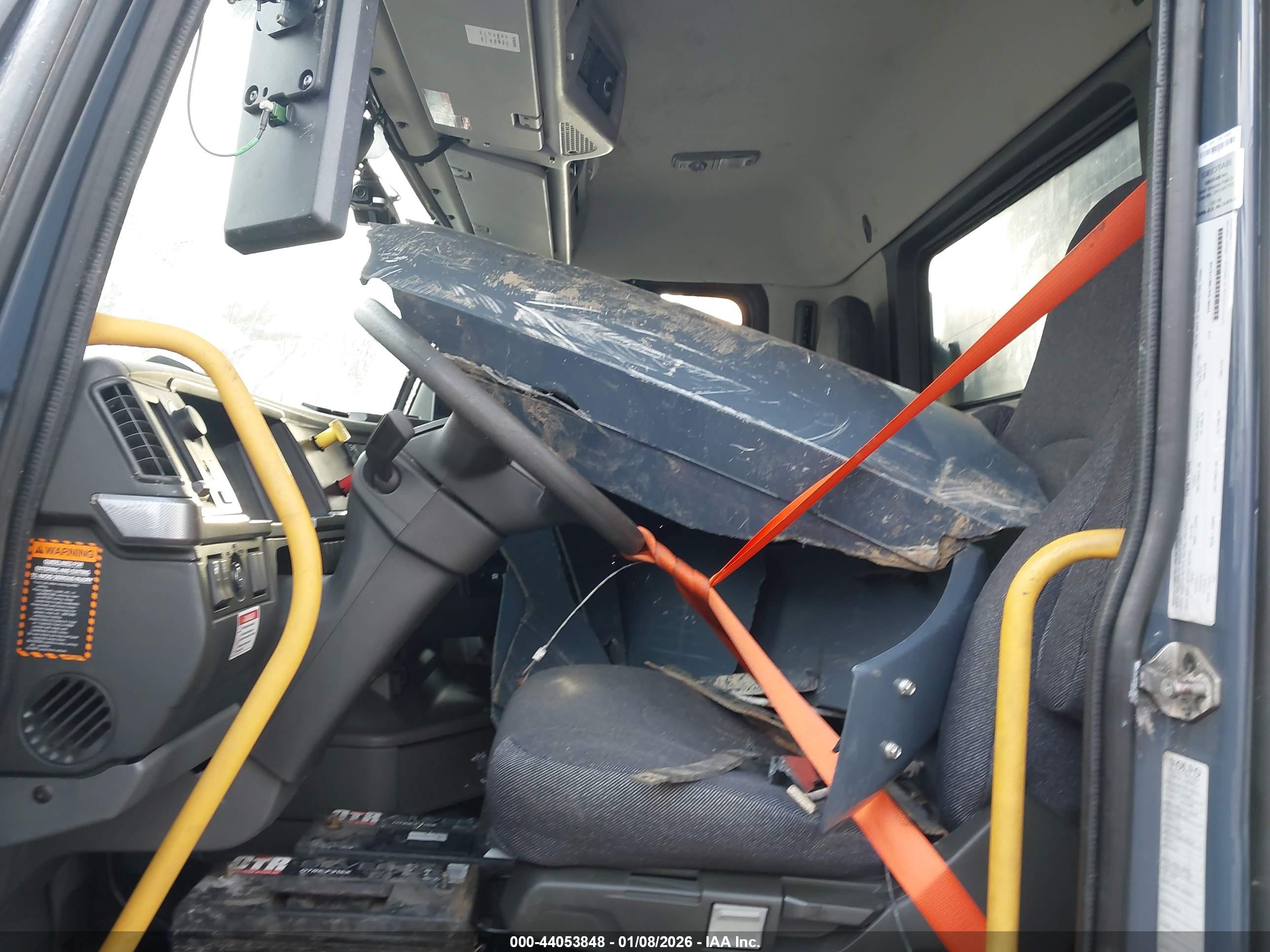 VOLVO VNL image 5
