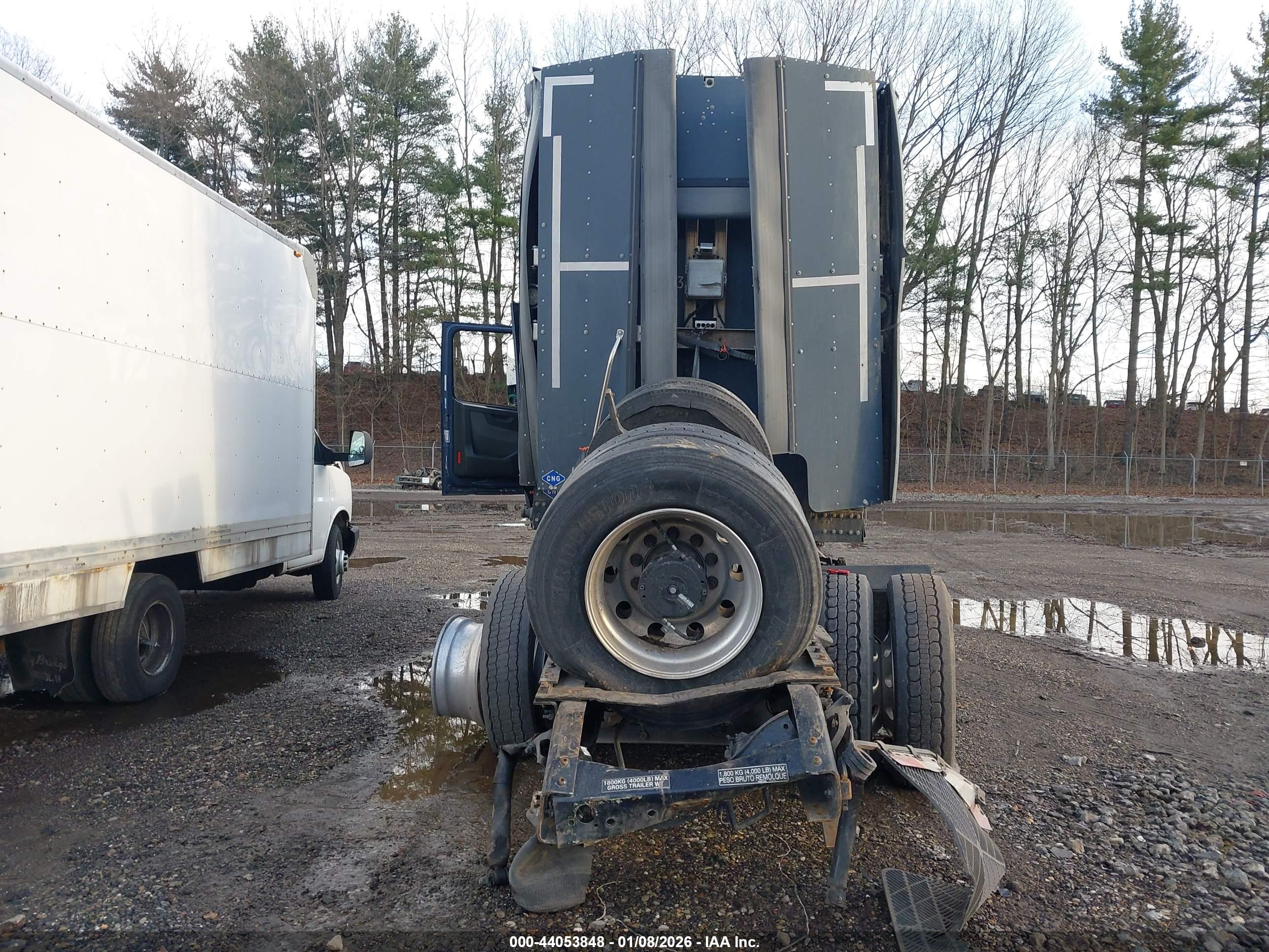VOLVO VNL image 8
