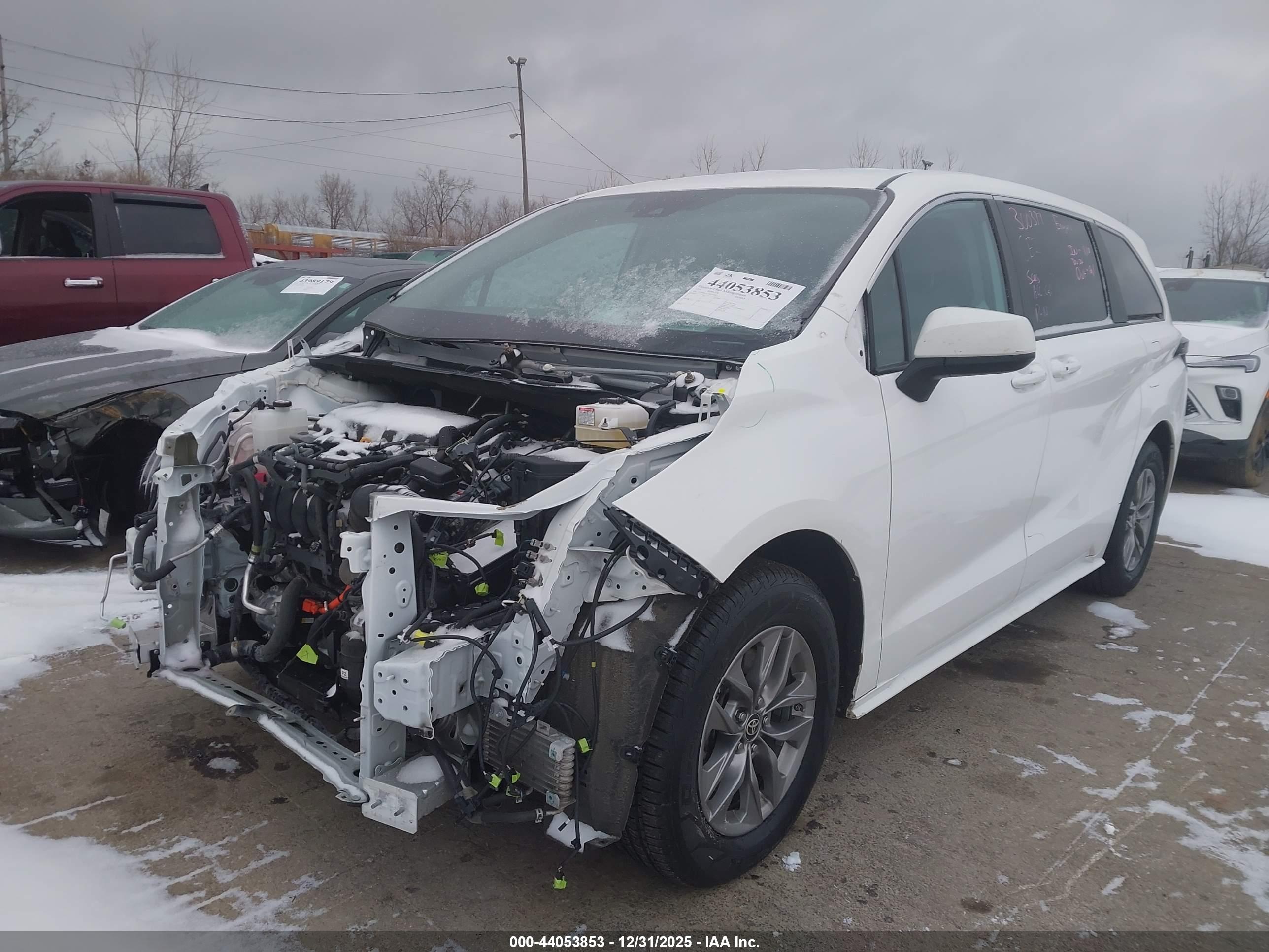 TOYOTA SIENNA image 2