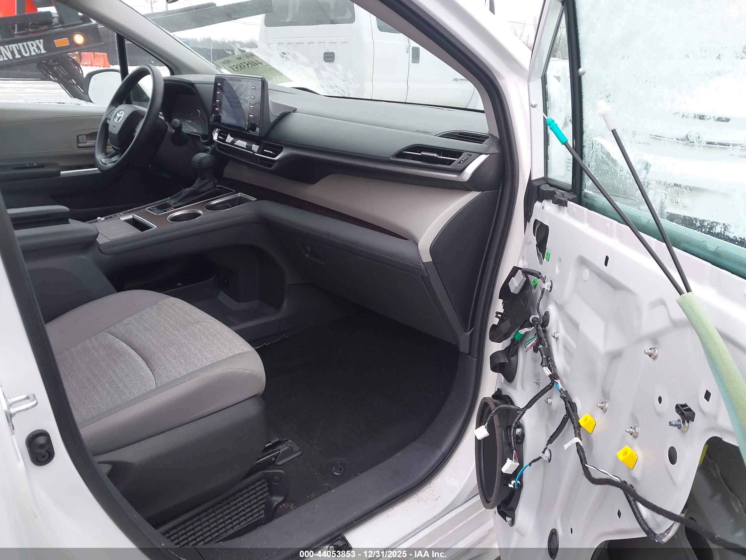 TOYOTA SIENNA image 5