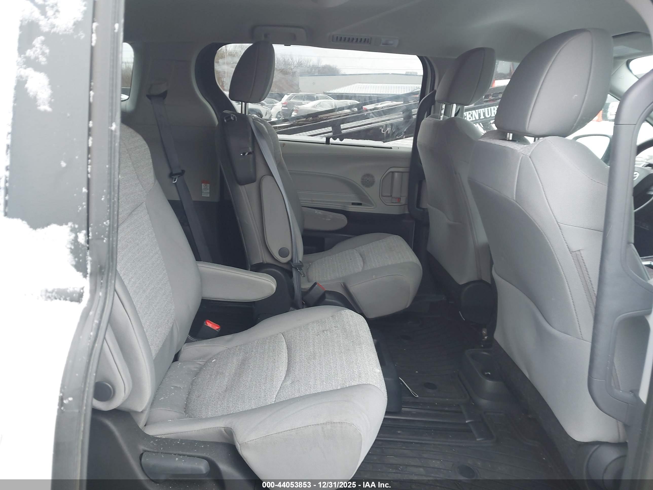 TOYOTA SIENNA image 8