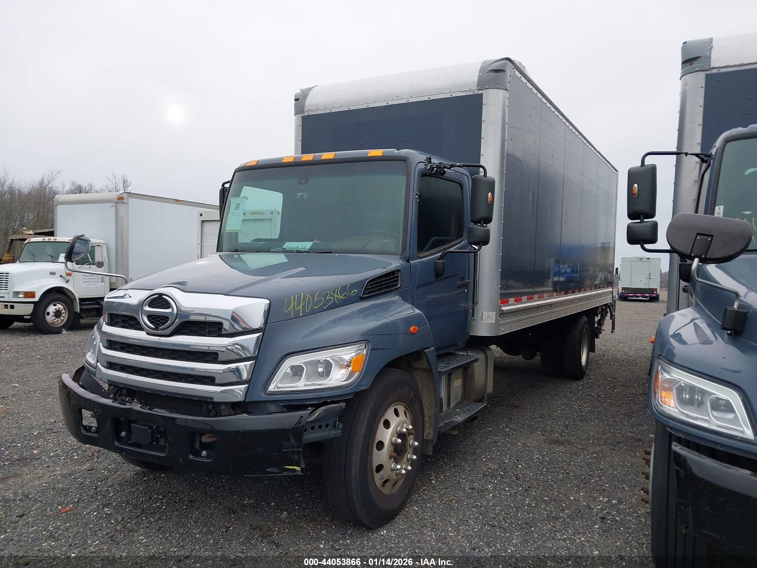 HINO 238/258/268 image 2
