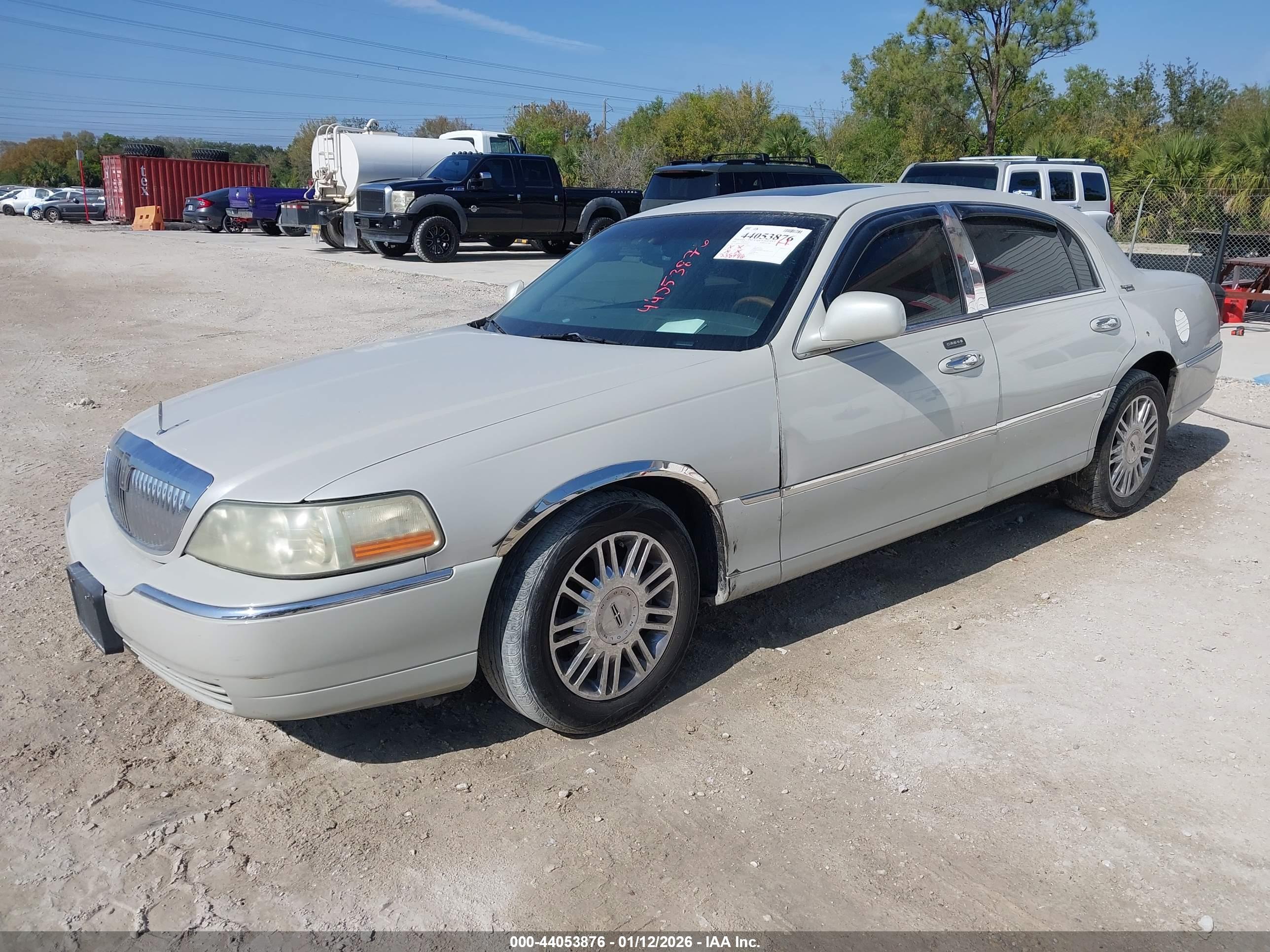 LINCOLN TOWN image 2