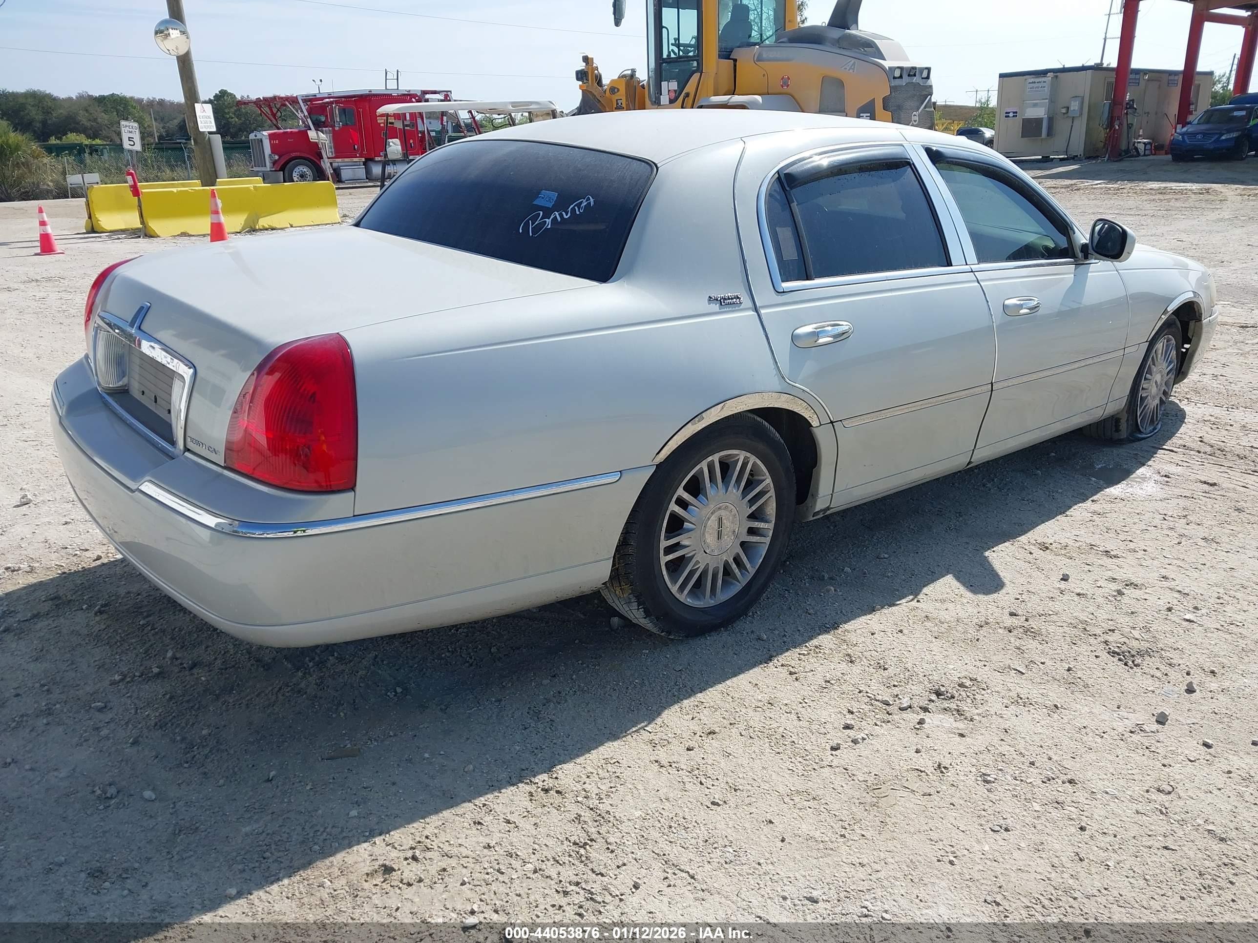 LINCOLN TOWN image 4