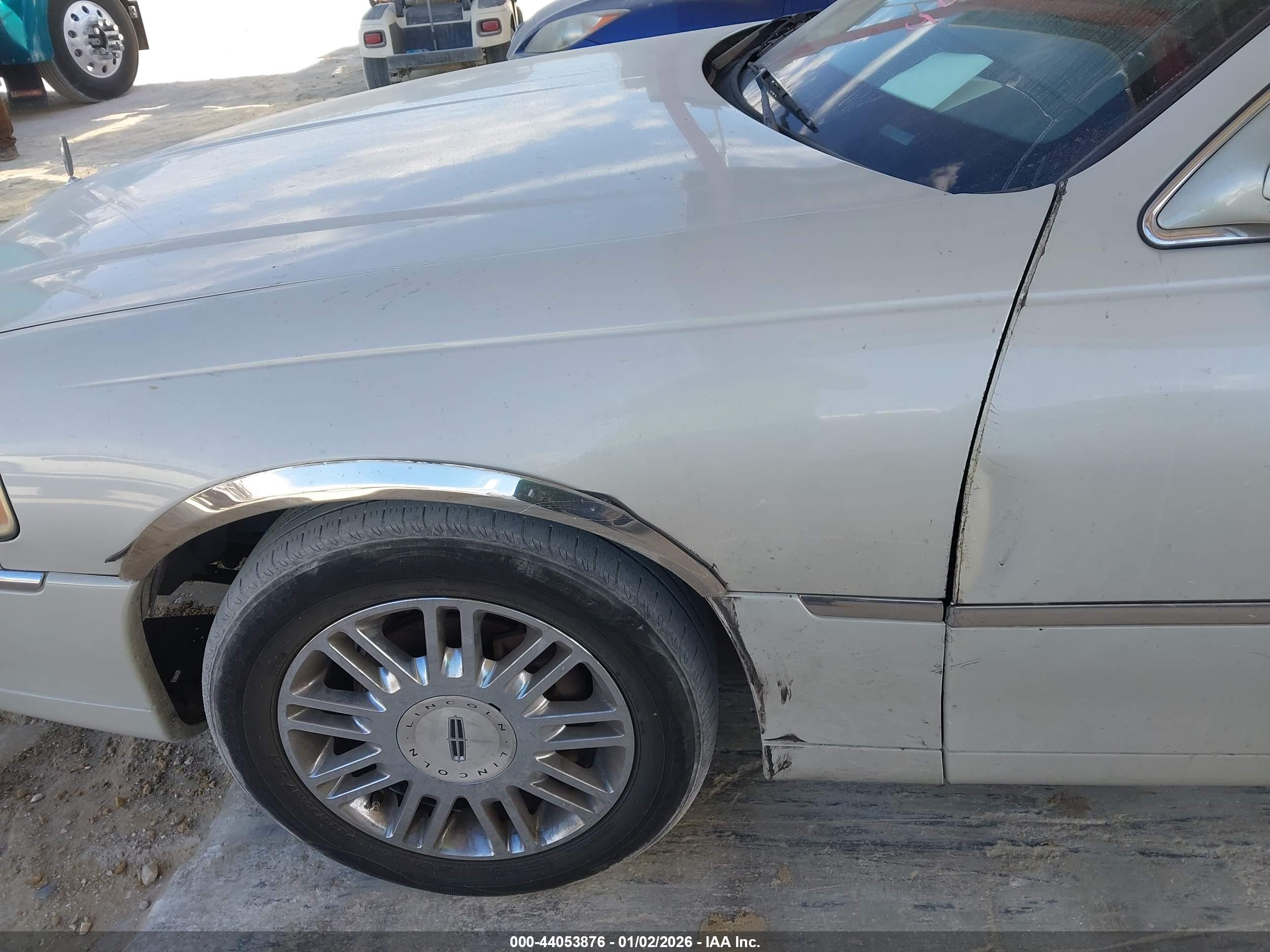 LINCOLN TOWN image 6