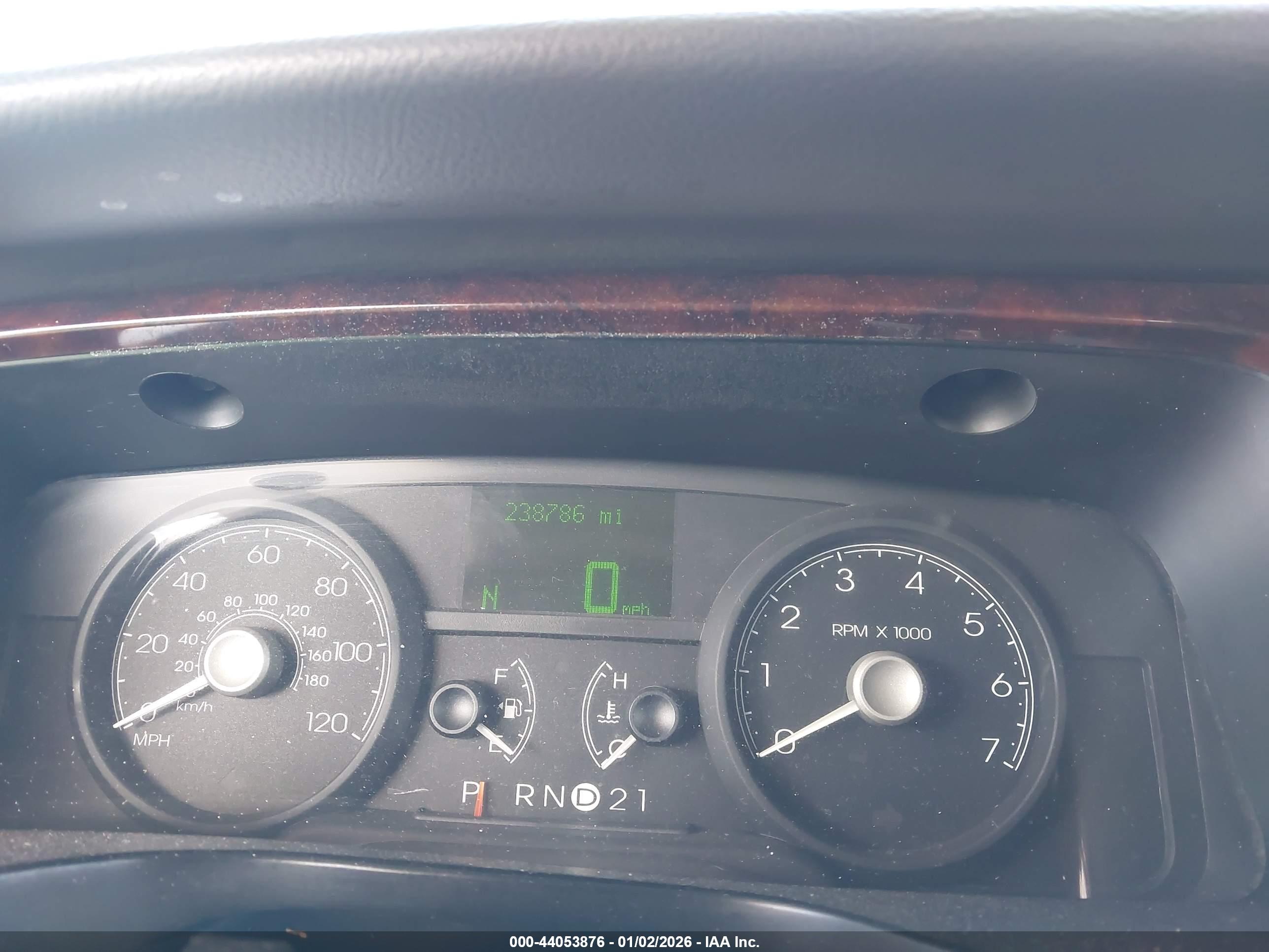 LINCOLN TOWN image 7