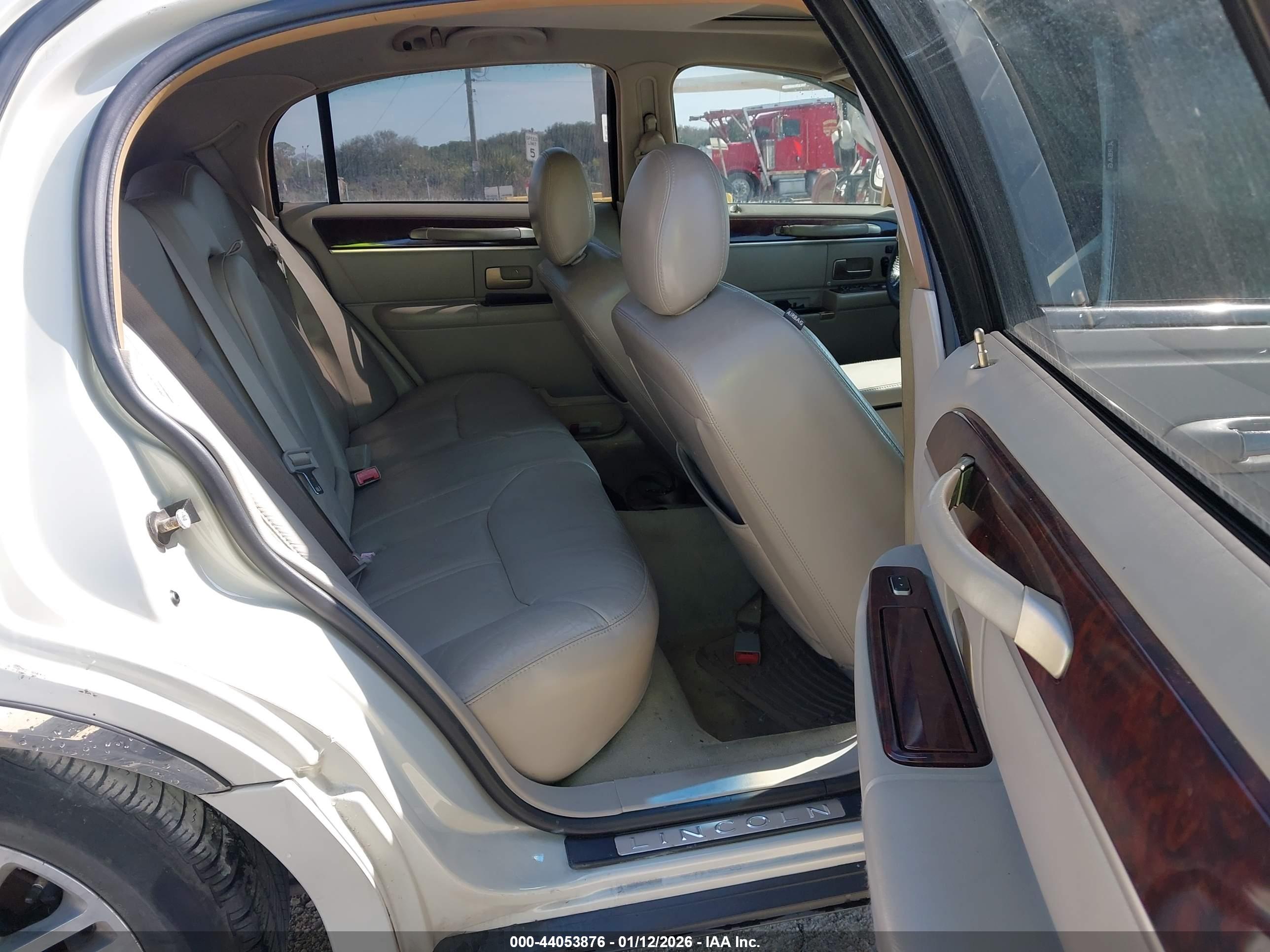 LINCOLN TOWN image 8