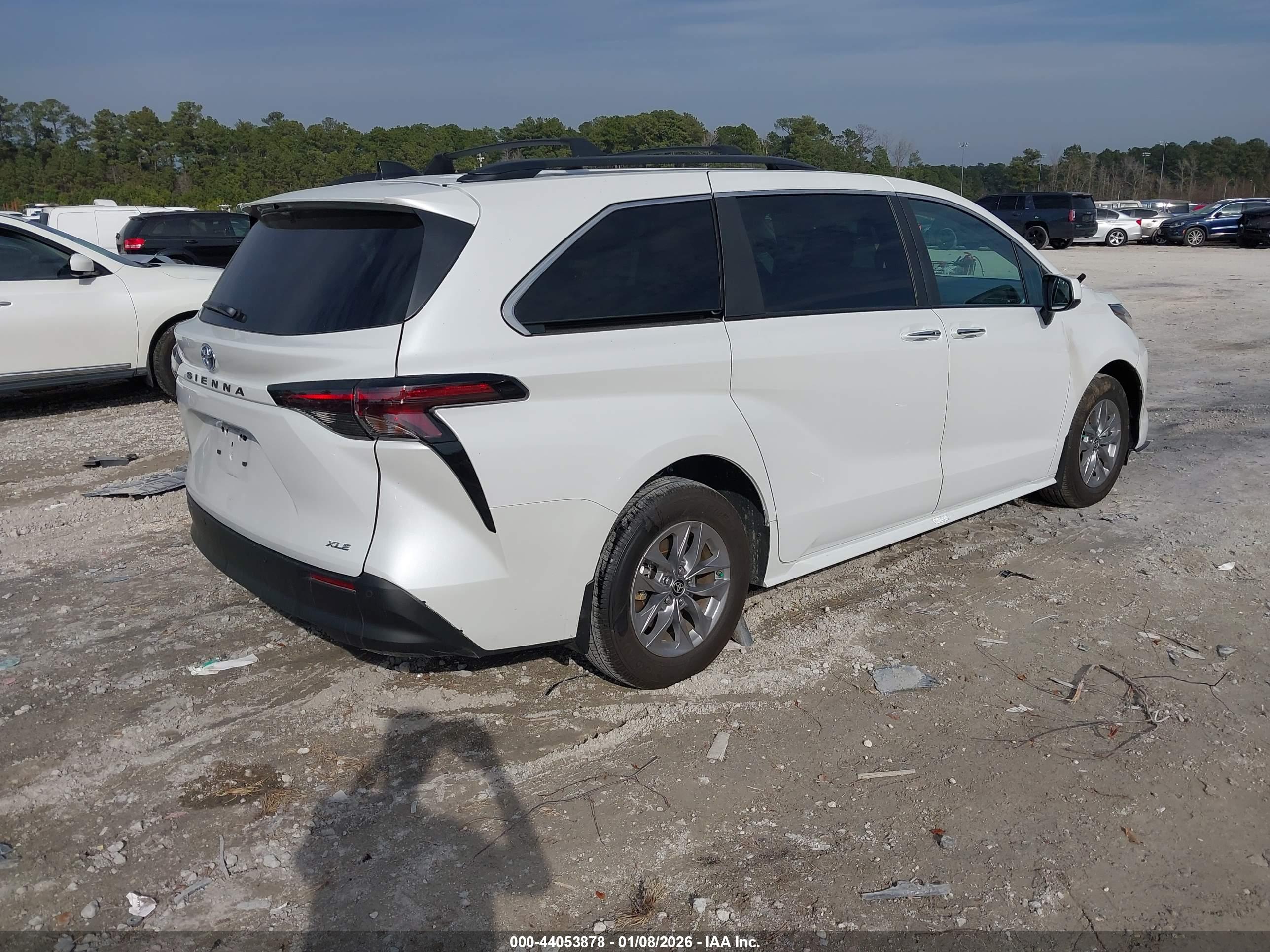TOYOTA SIENNA image 4