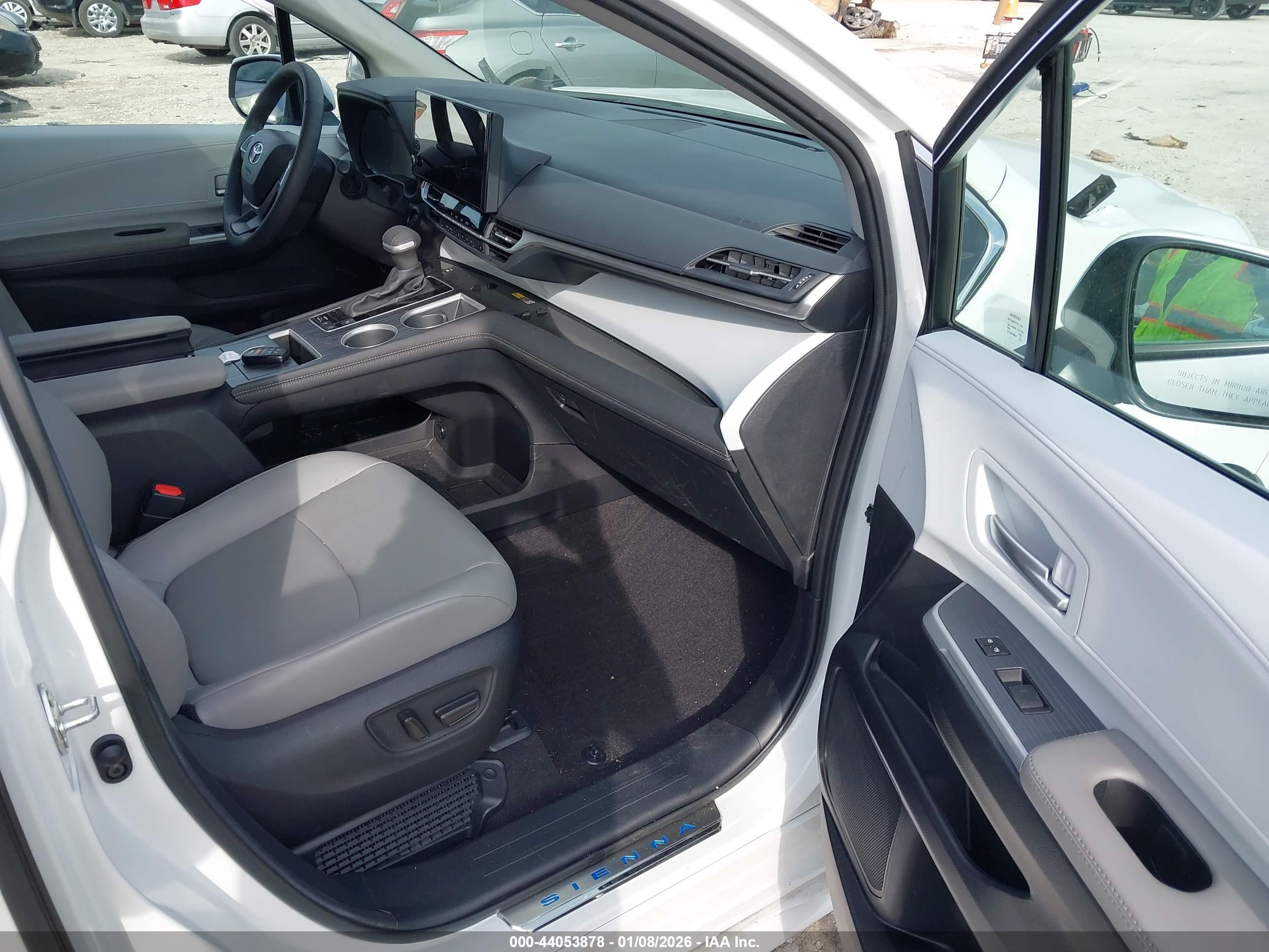 TOYOTA SIENNA image 5