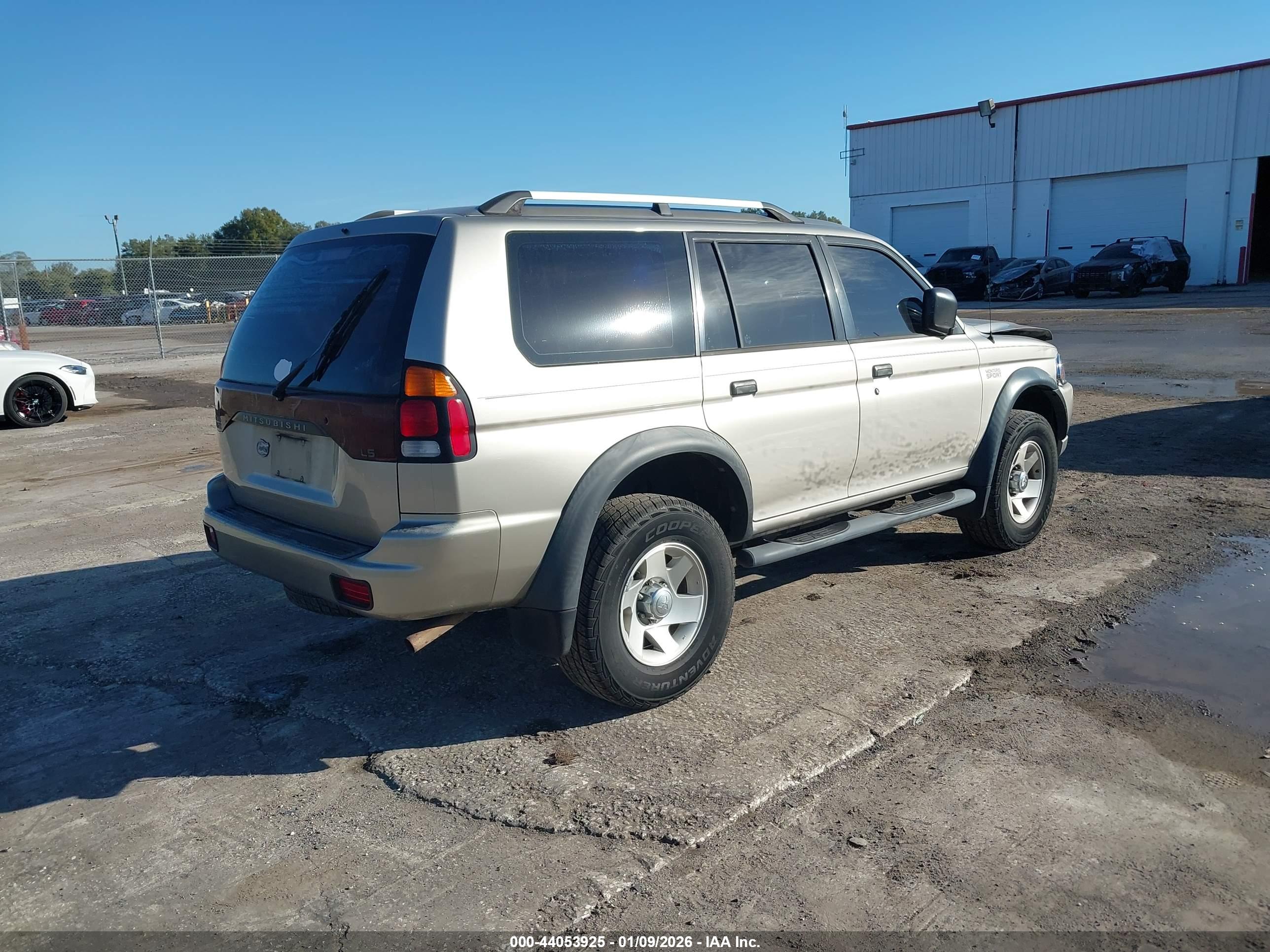 MITSUBISHI MONTERO image 4