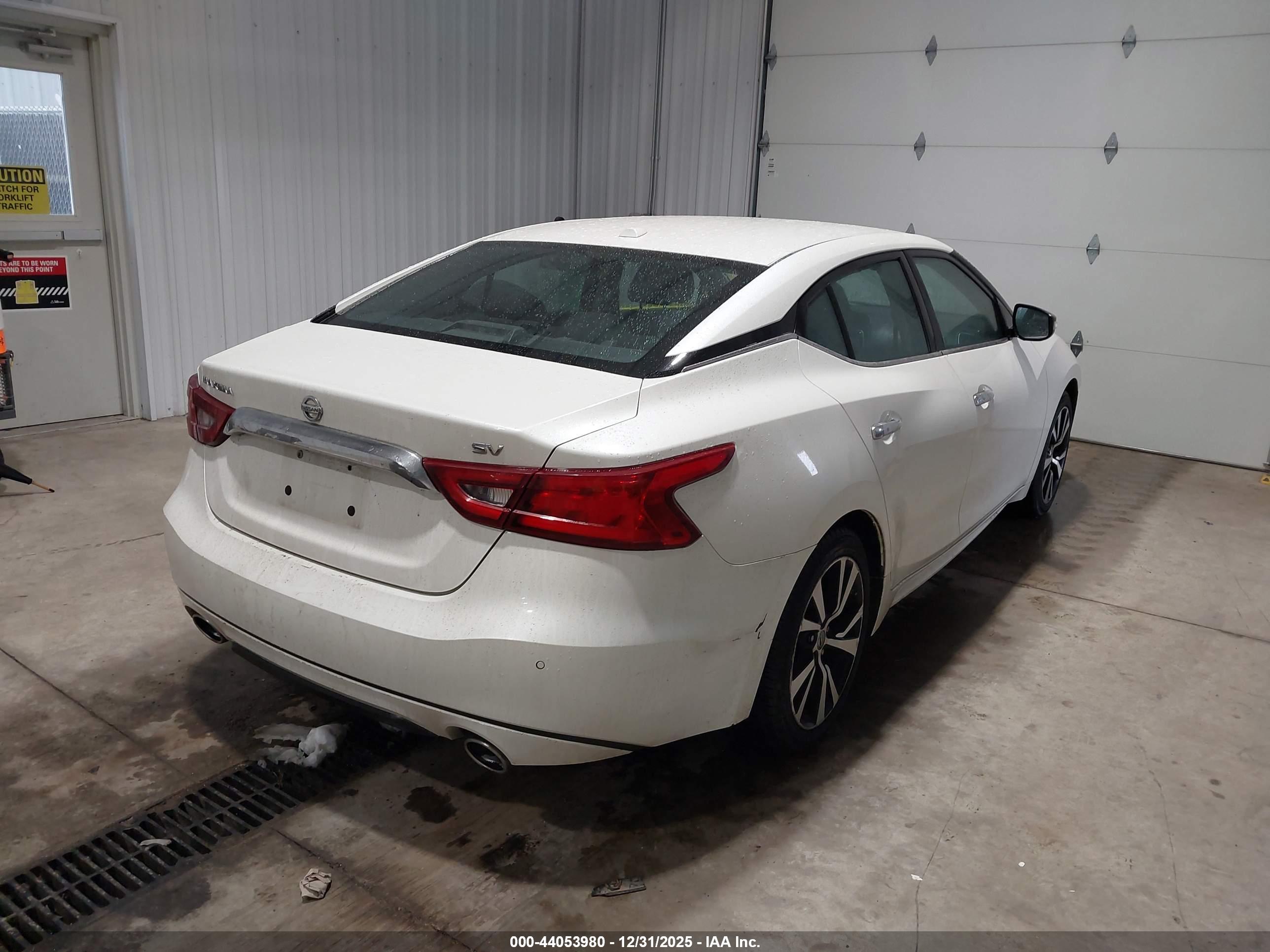NISSAN MAXIMA image 4