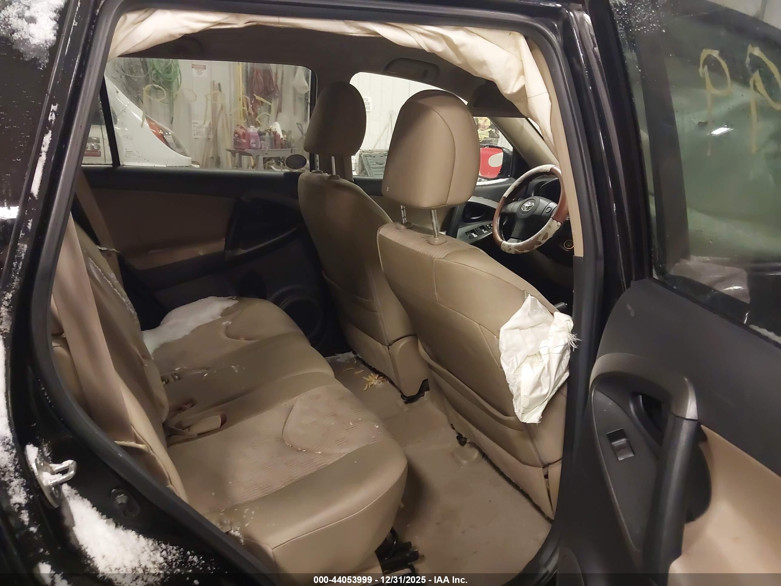 TOYOTA RAV4 image 8
