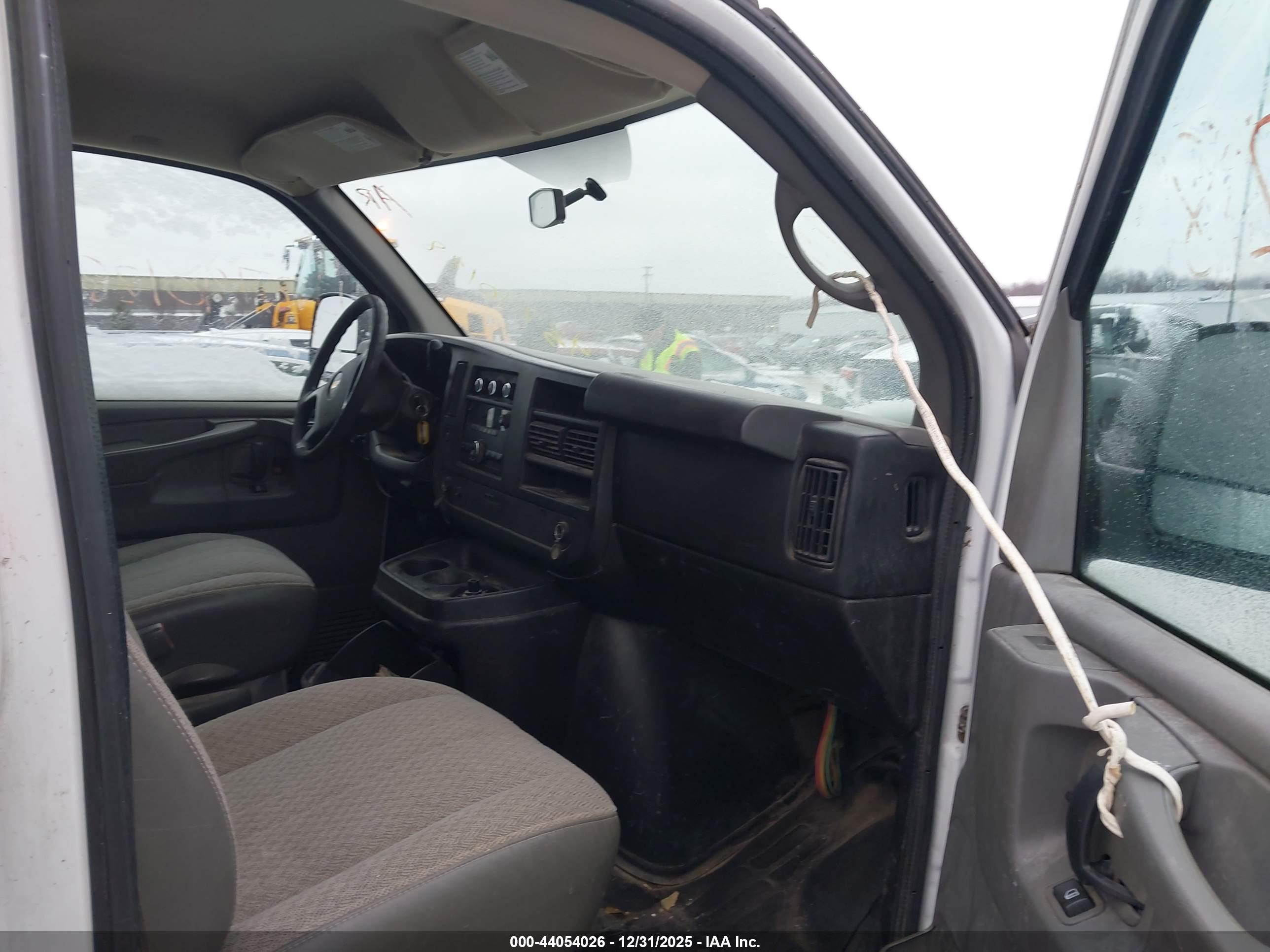 CHEVROLET EXPRESS image 5