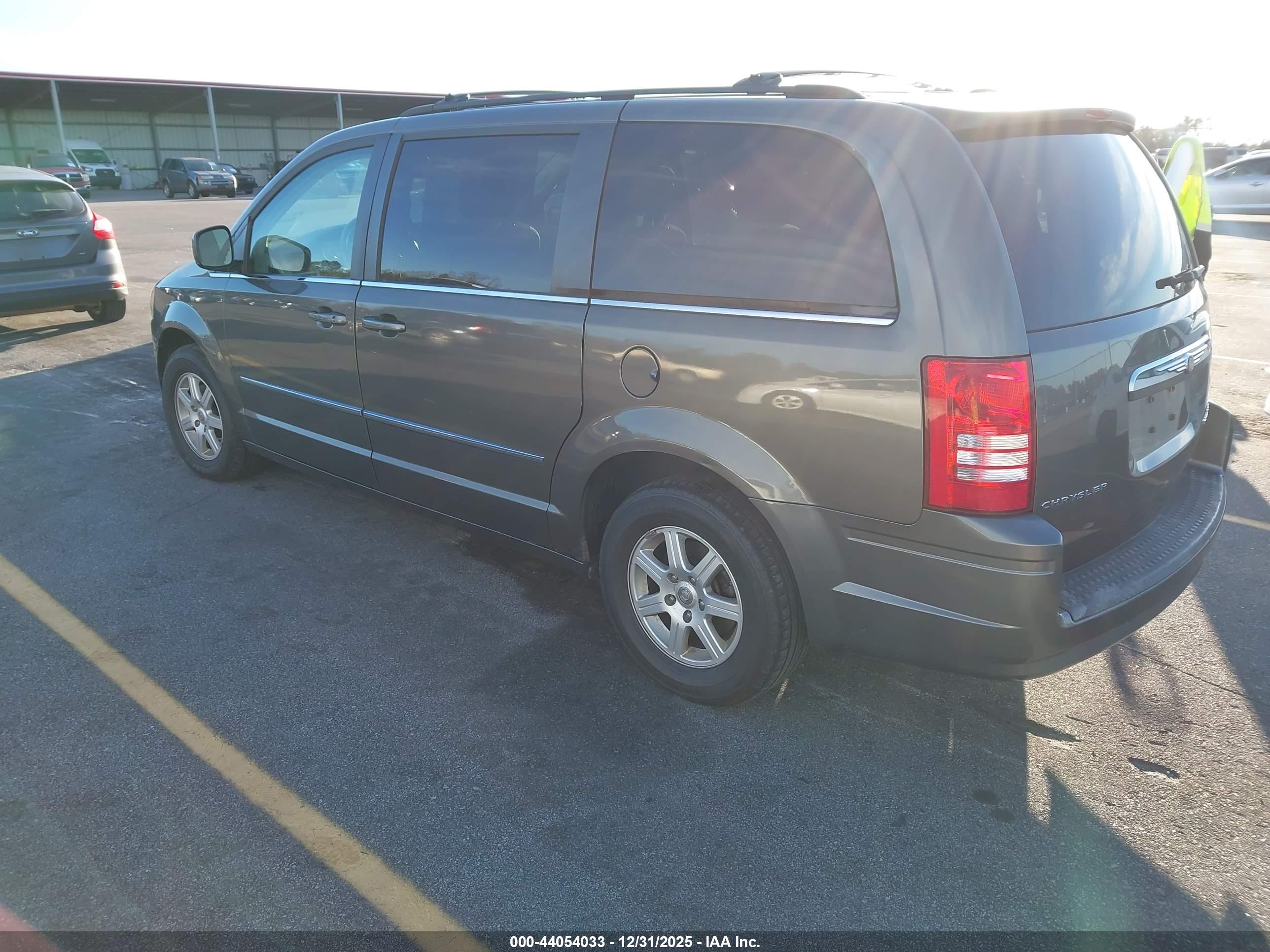 CHRYSLER TOWN image 3