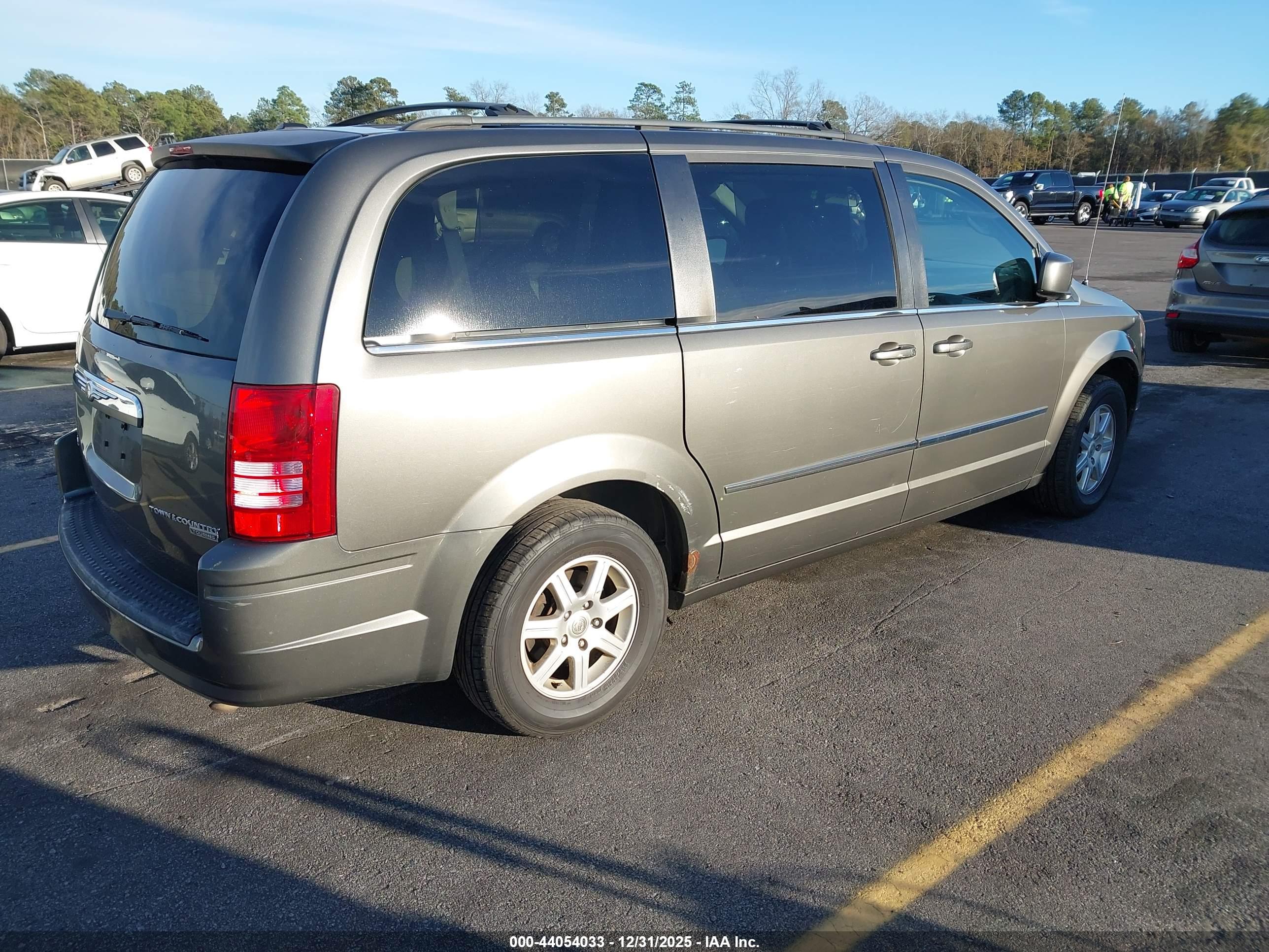CHRYSLER TOWN image 4