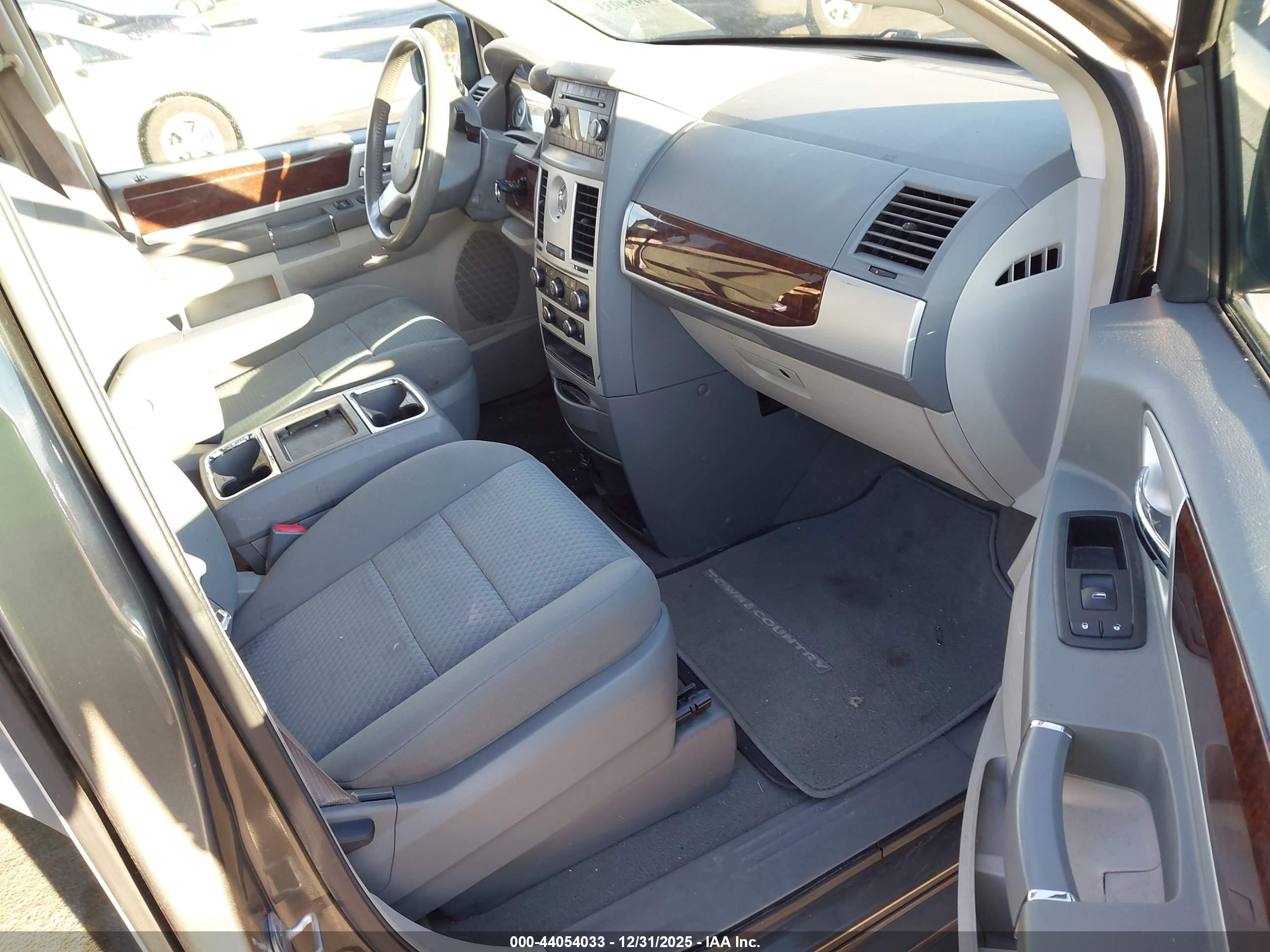 CHRYSLER TOWN image 5