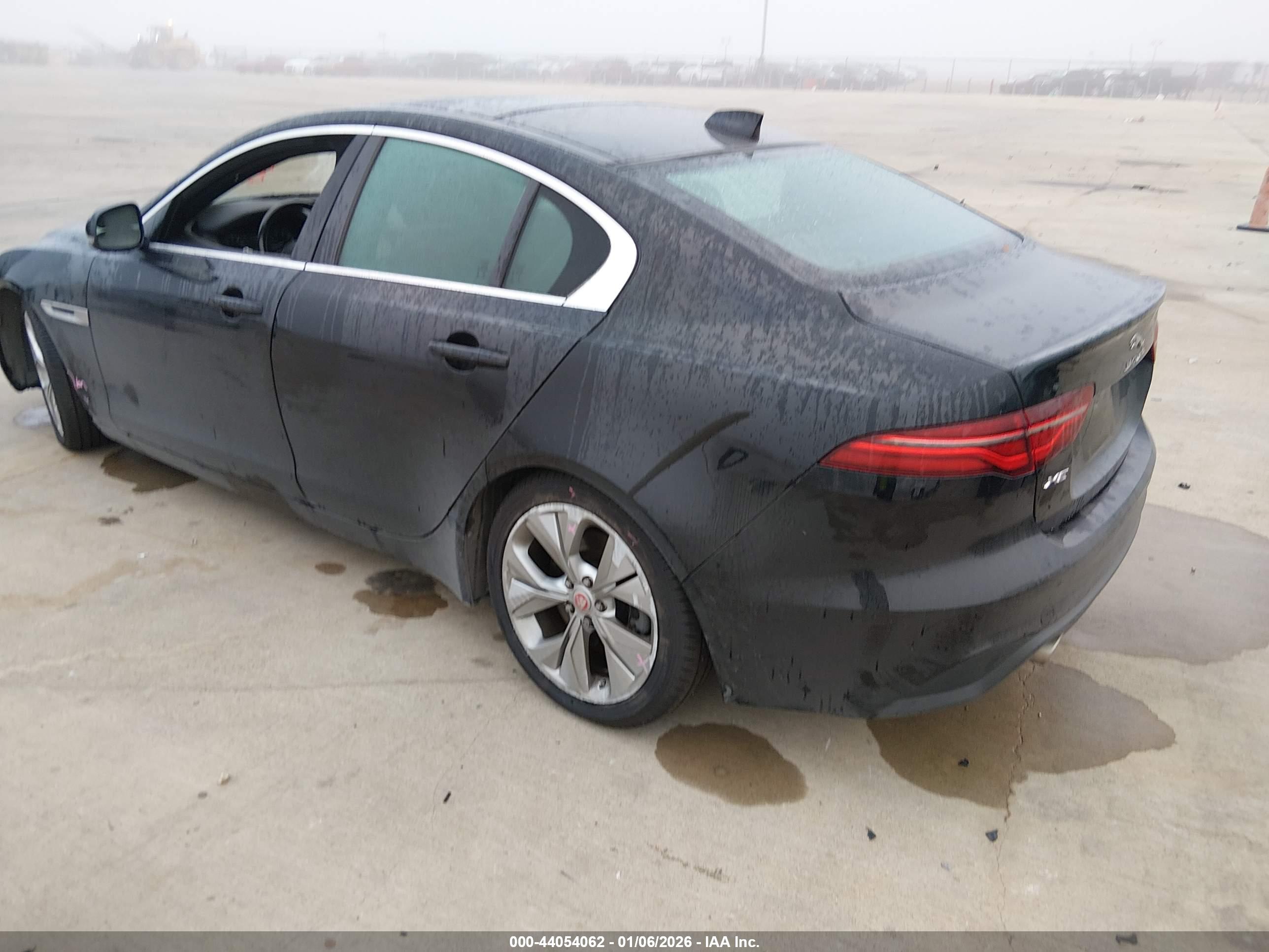 JAGUAR XE image 3