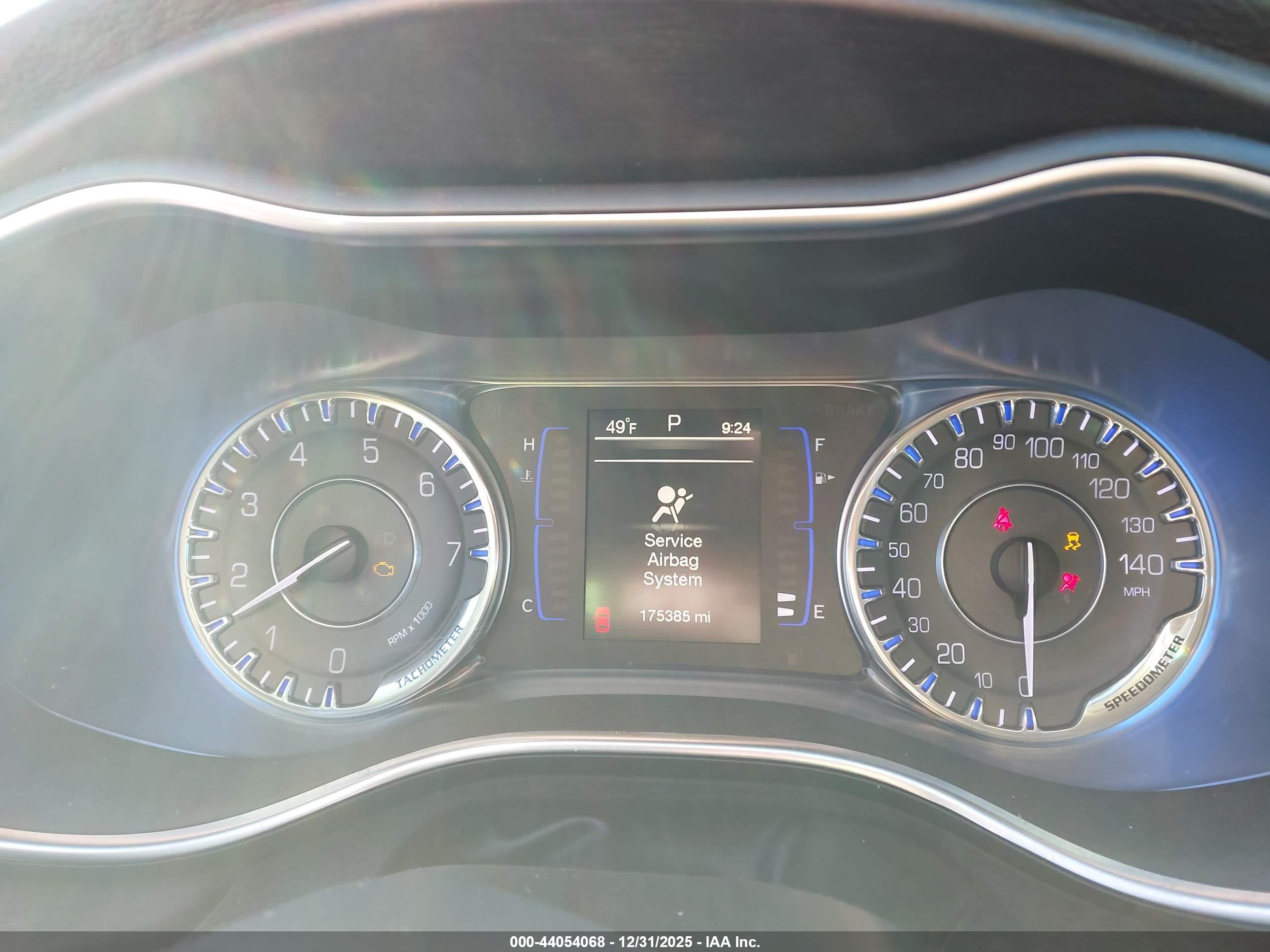 CHRYSLER 200 image 7