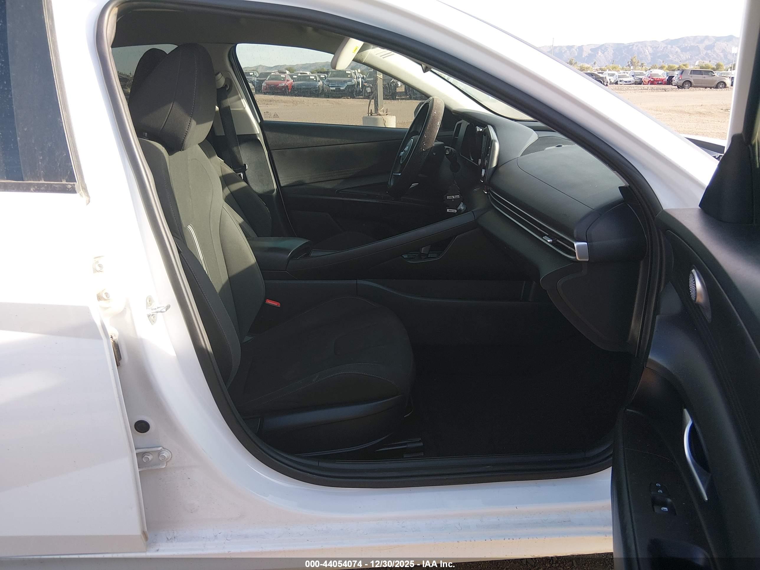 HYUNDAI ELANTRA image 5