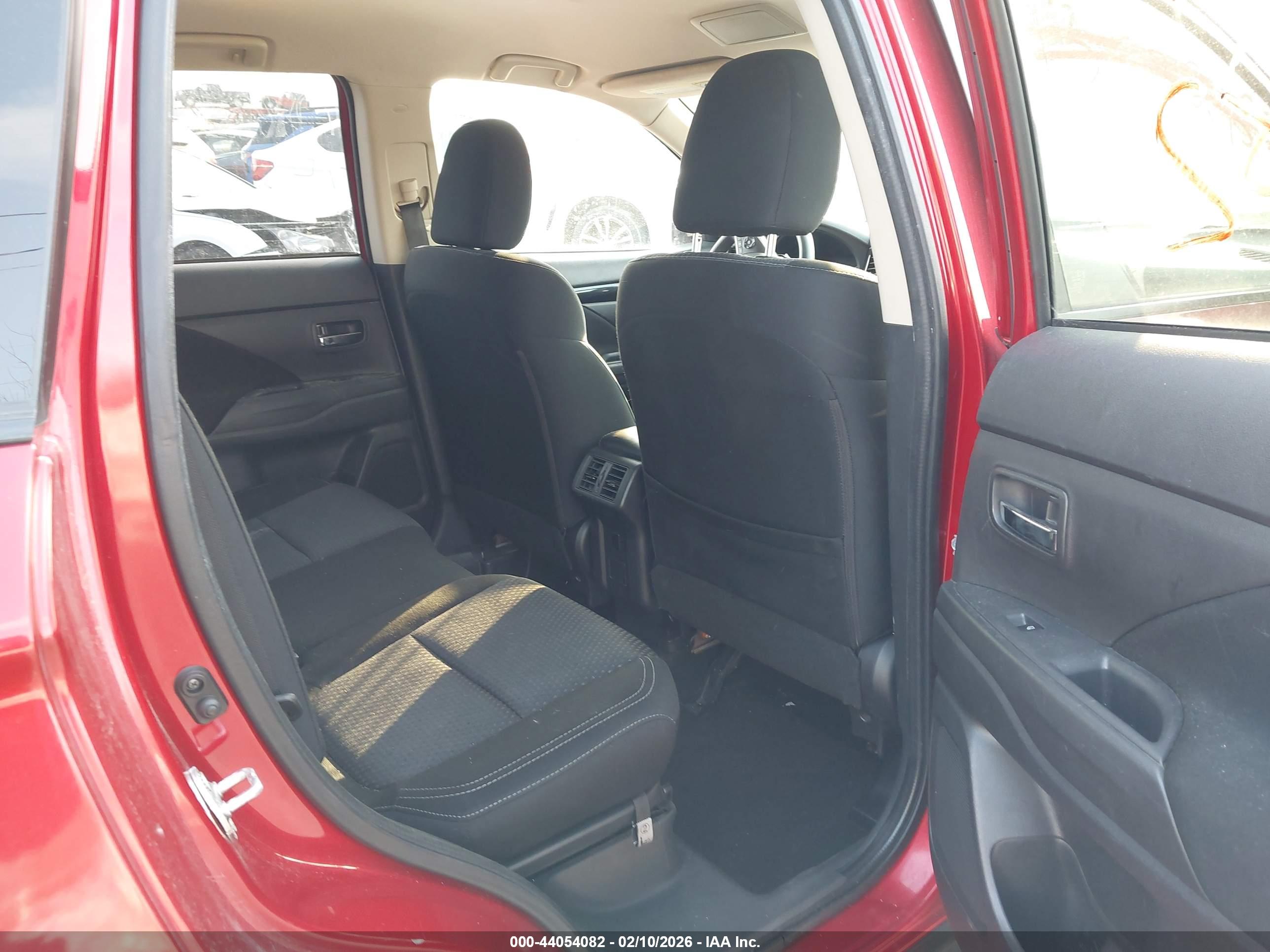 MITSUBISHI OUTLANDER image 8