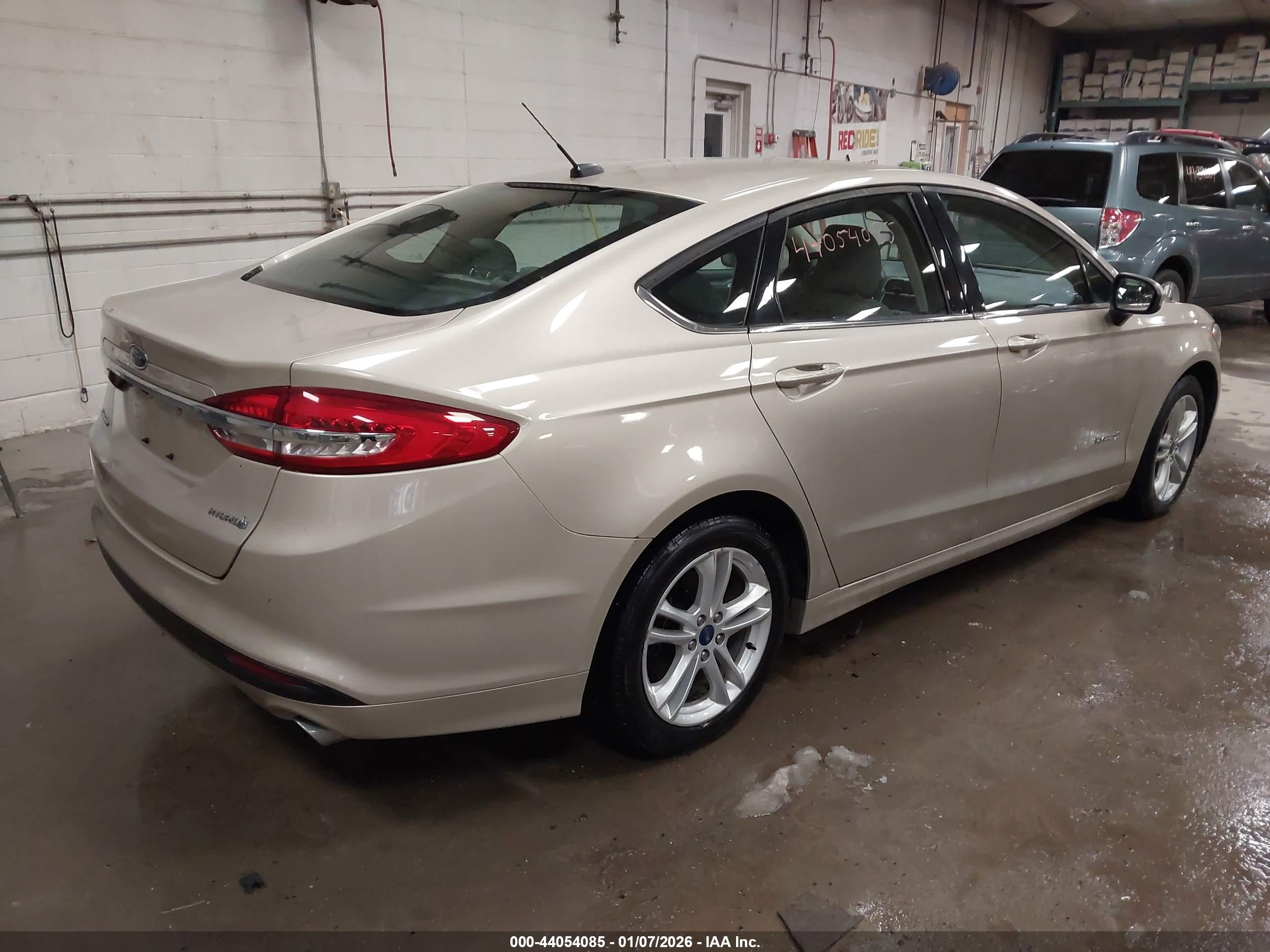 FORD FUSION image 4