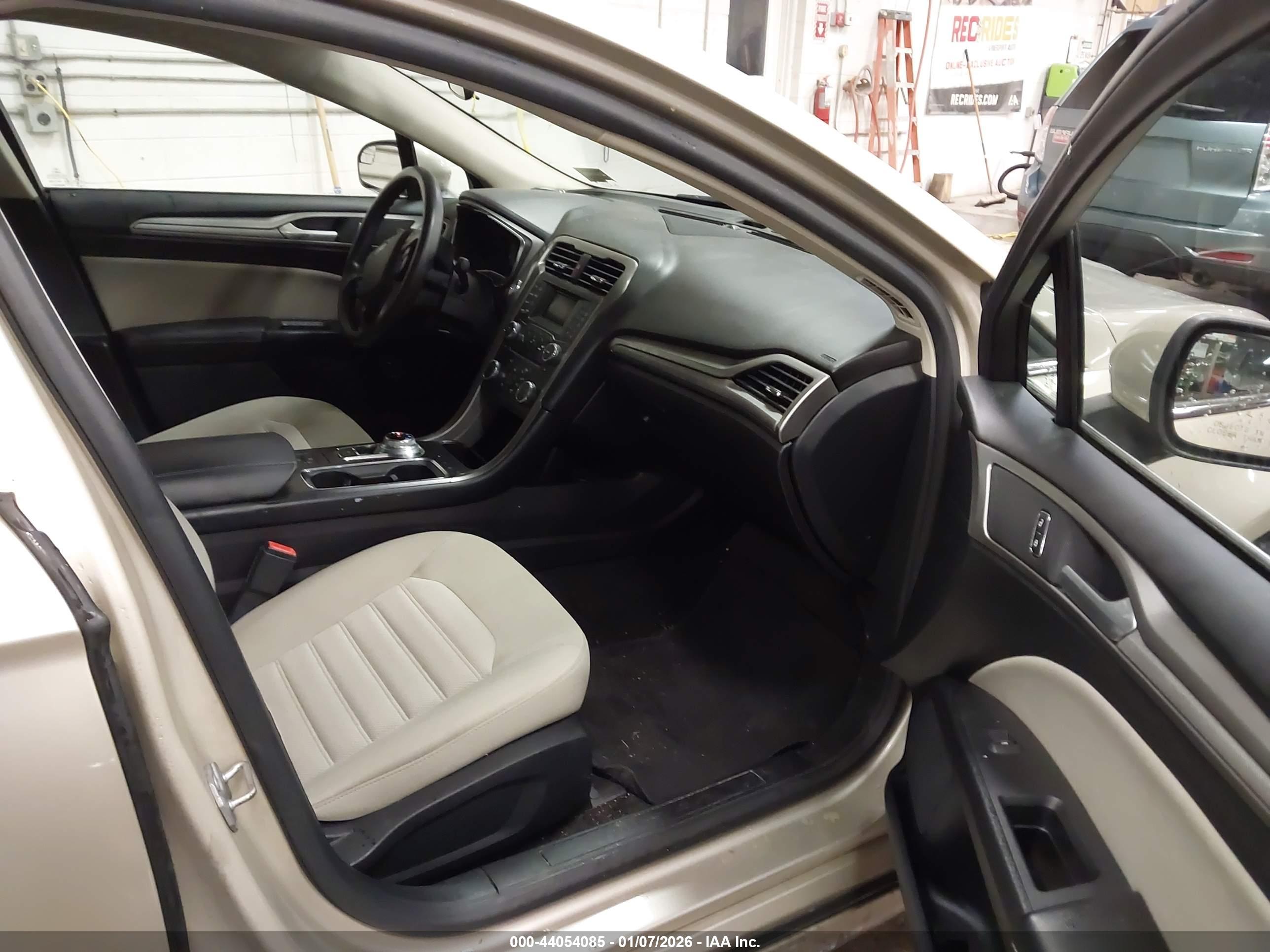 FORD FUSION image 5