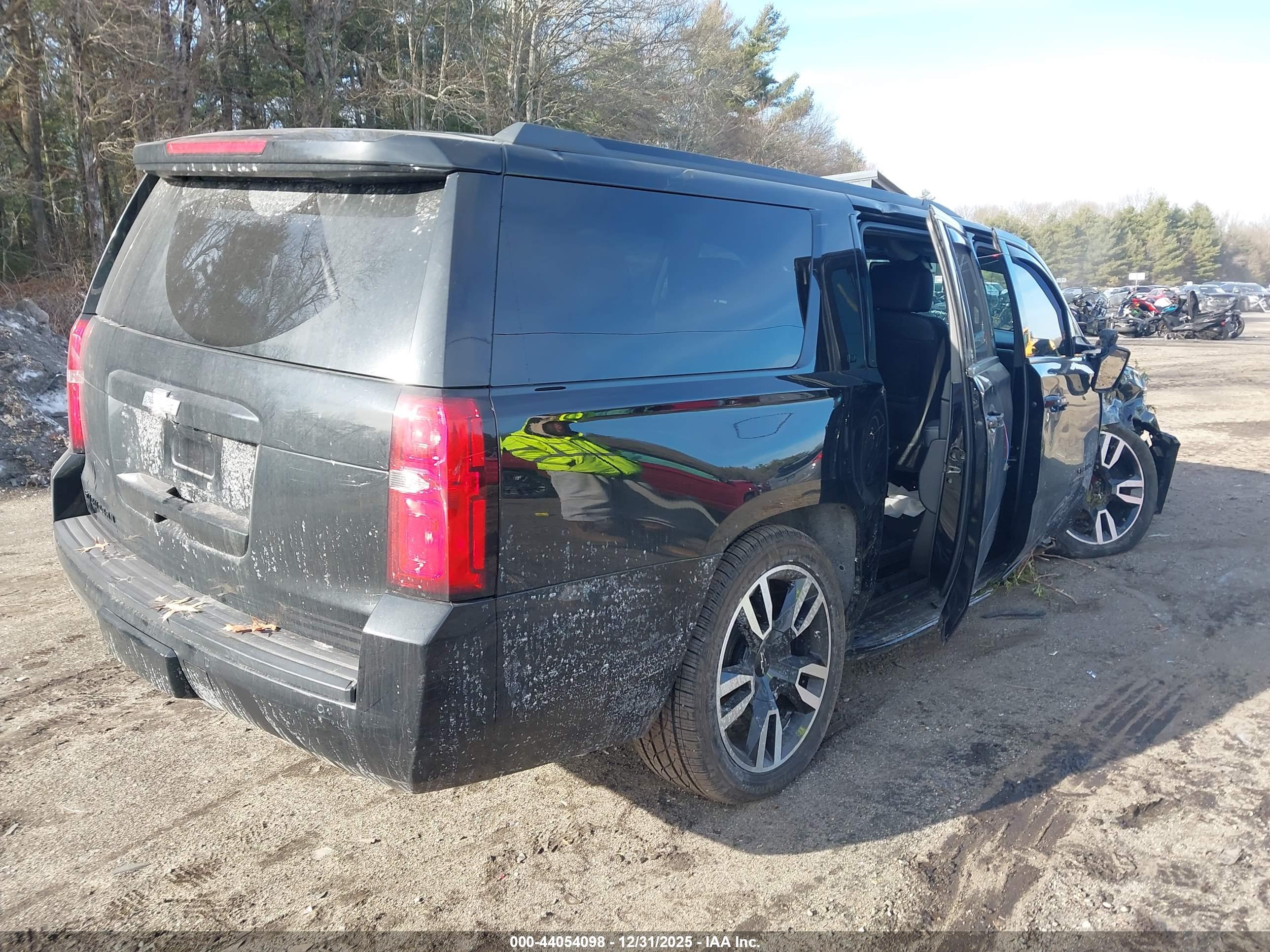 CHEVROLET SUBURBAN image 4