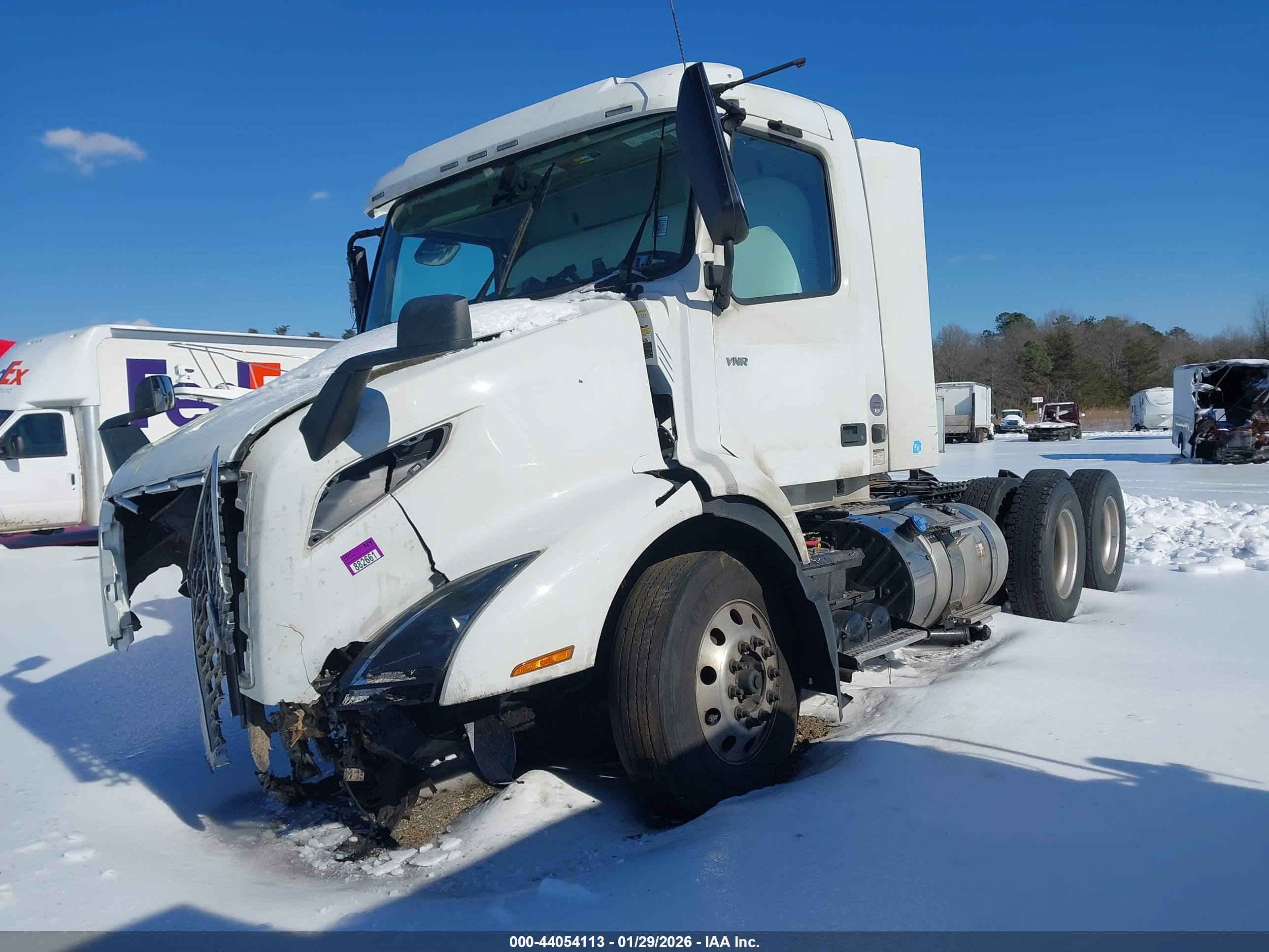 VOLVO VNR image 2
