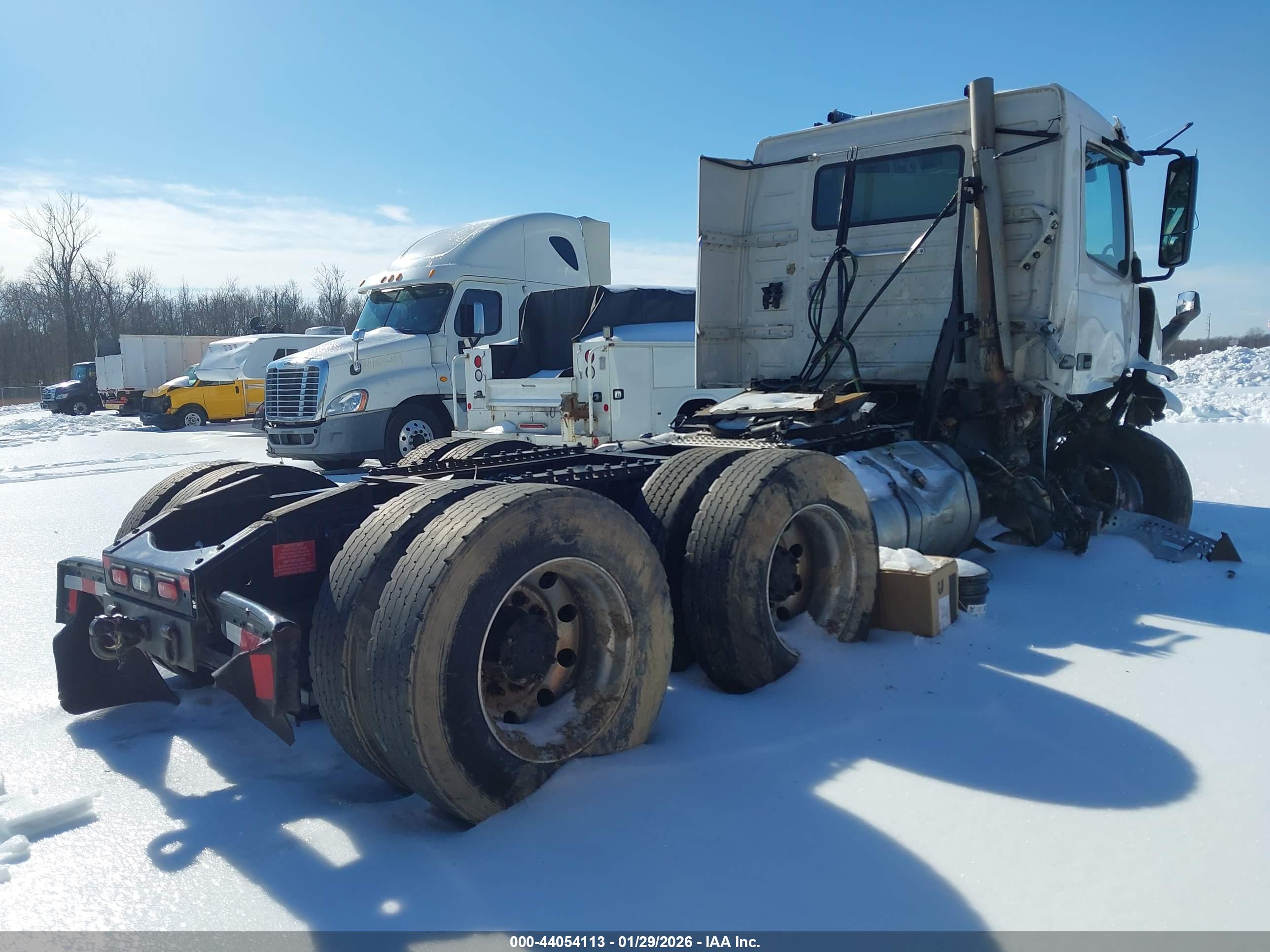 VOLVO VNR image 4
