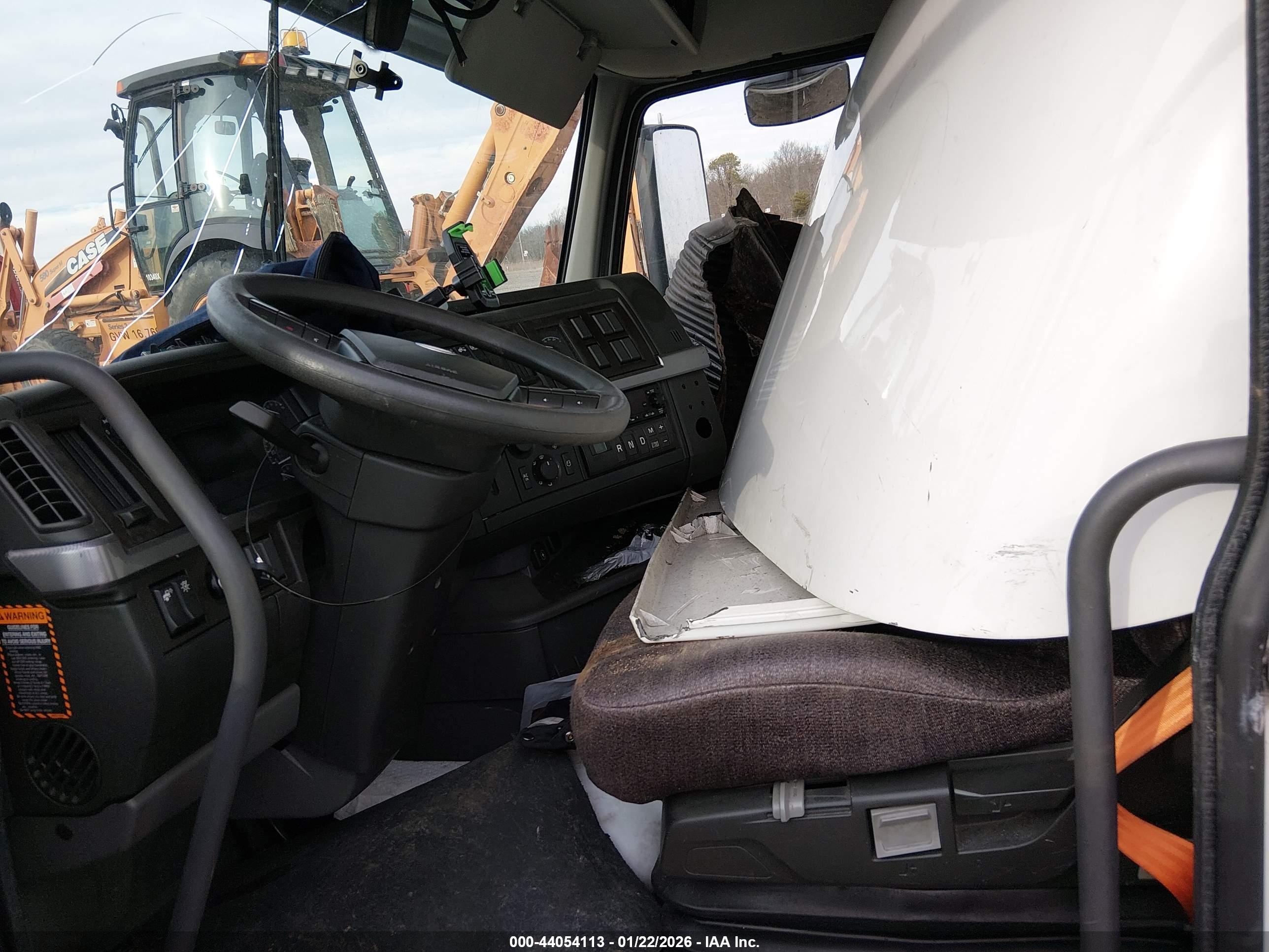 VOLVO VNR image 7