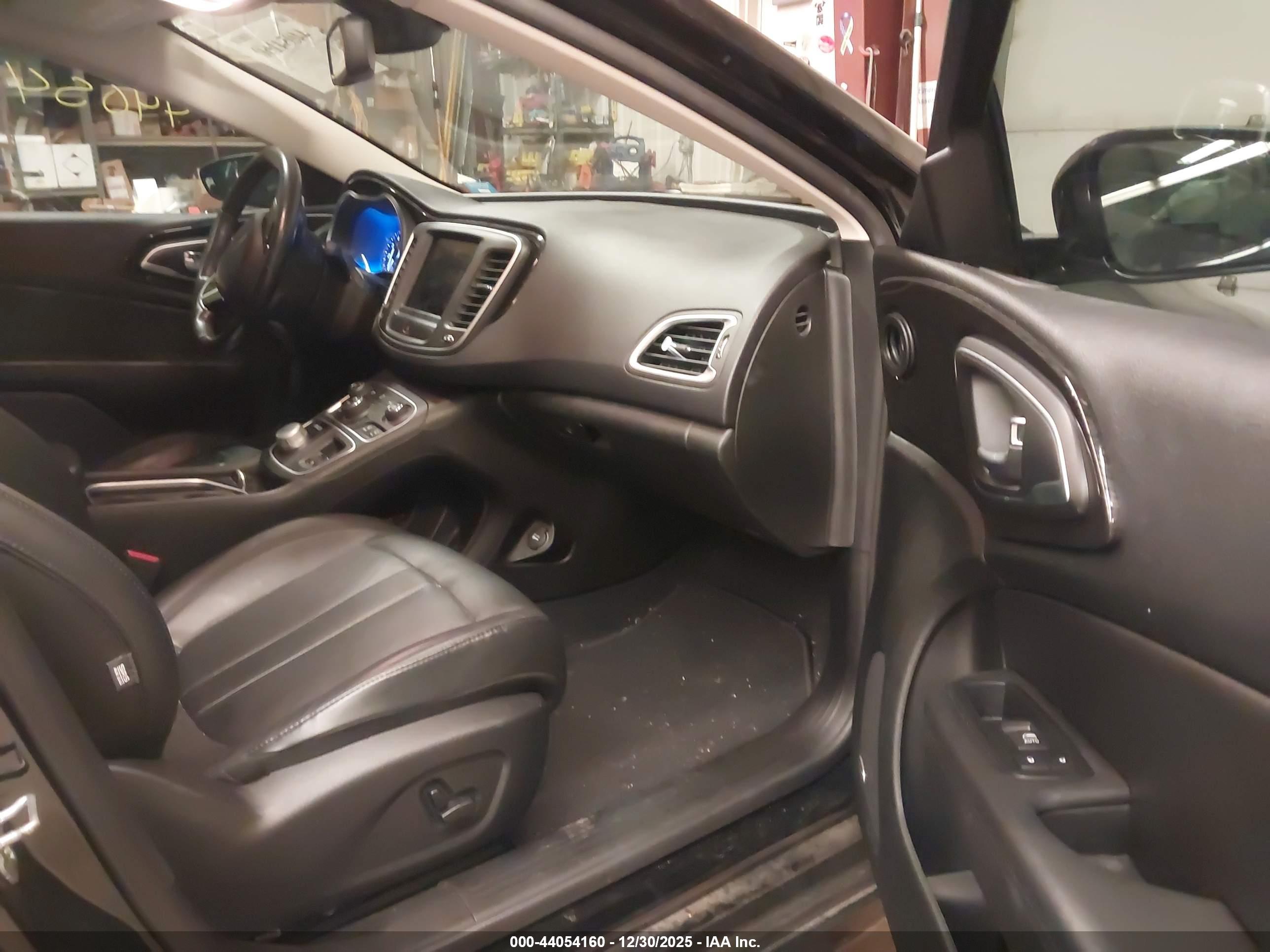 CHRYSLER 200 image 5