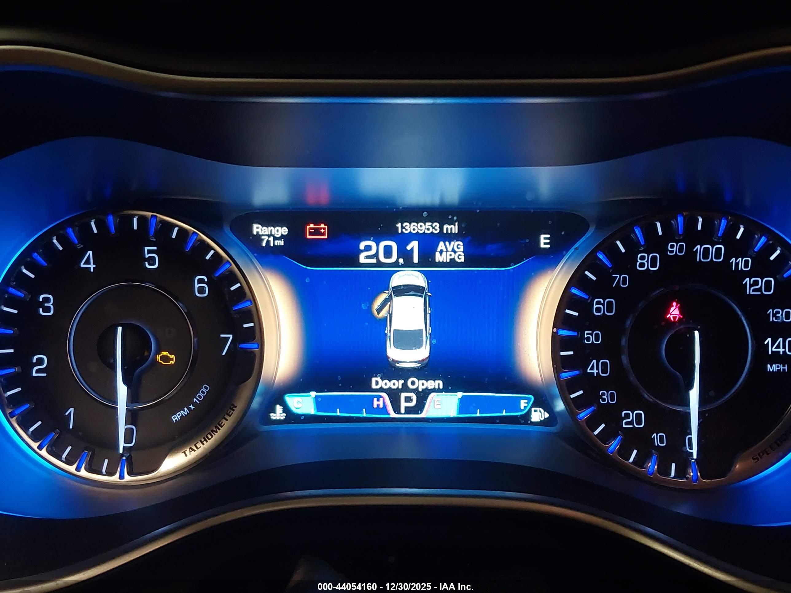 CHRYSLER 200 image 7