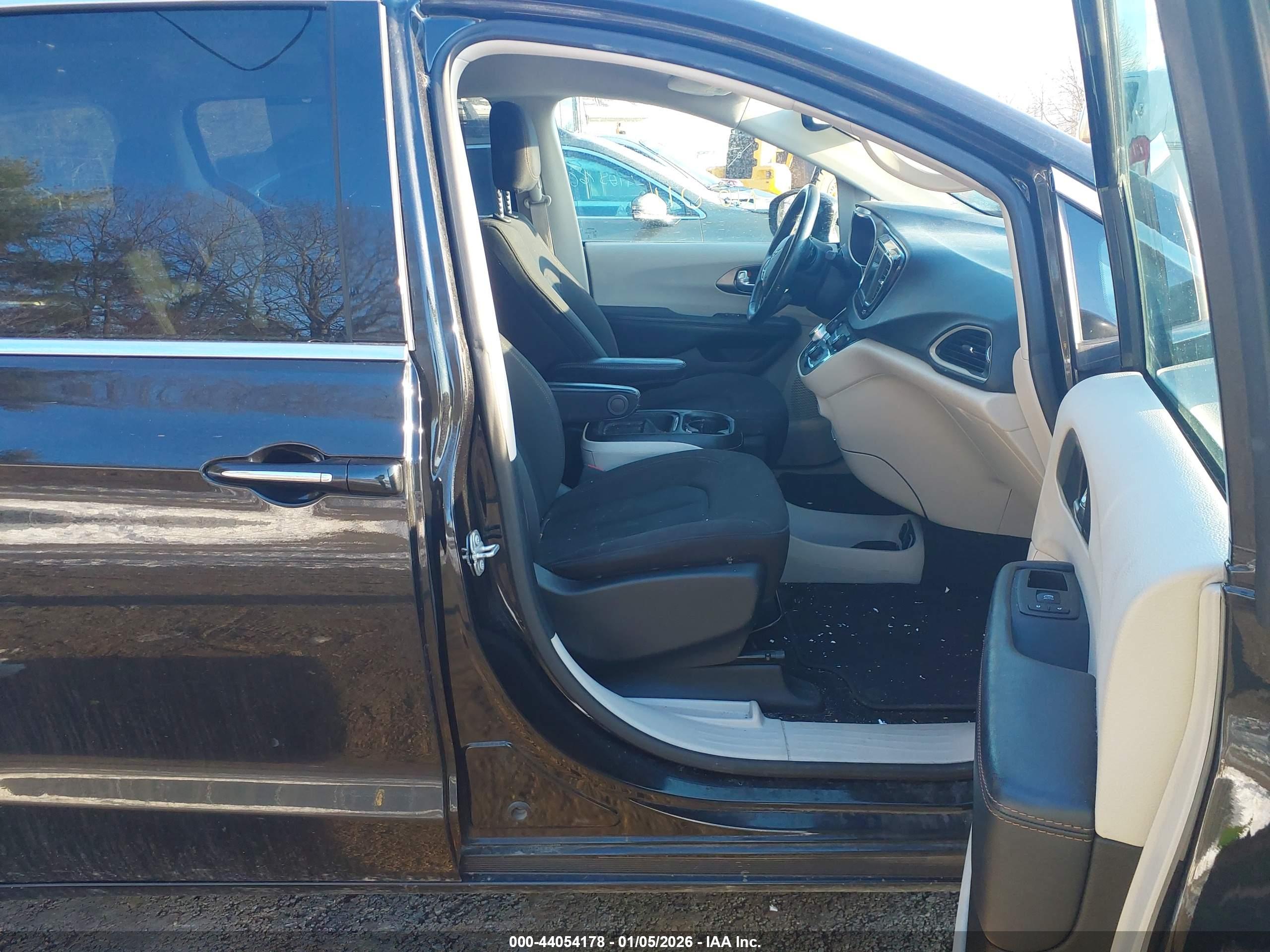CHRYSLER PACIFICA image 5