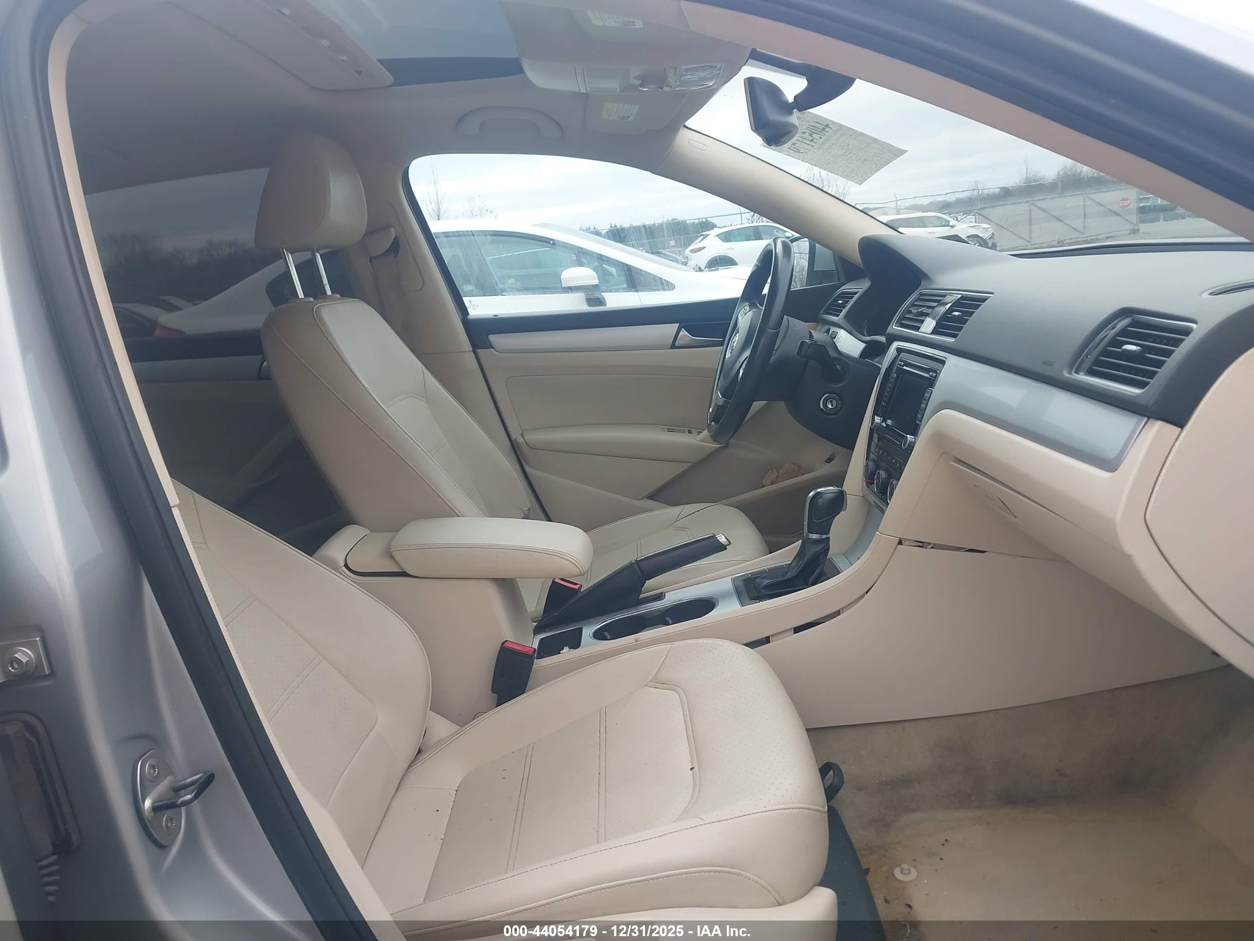 VOLKSWAGEN PASSAT image 5