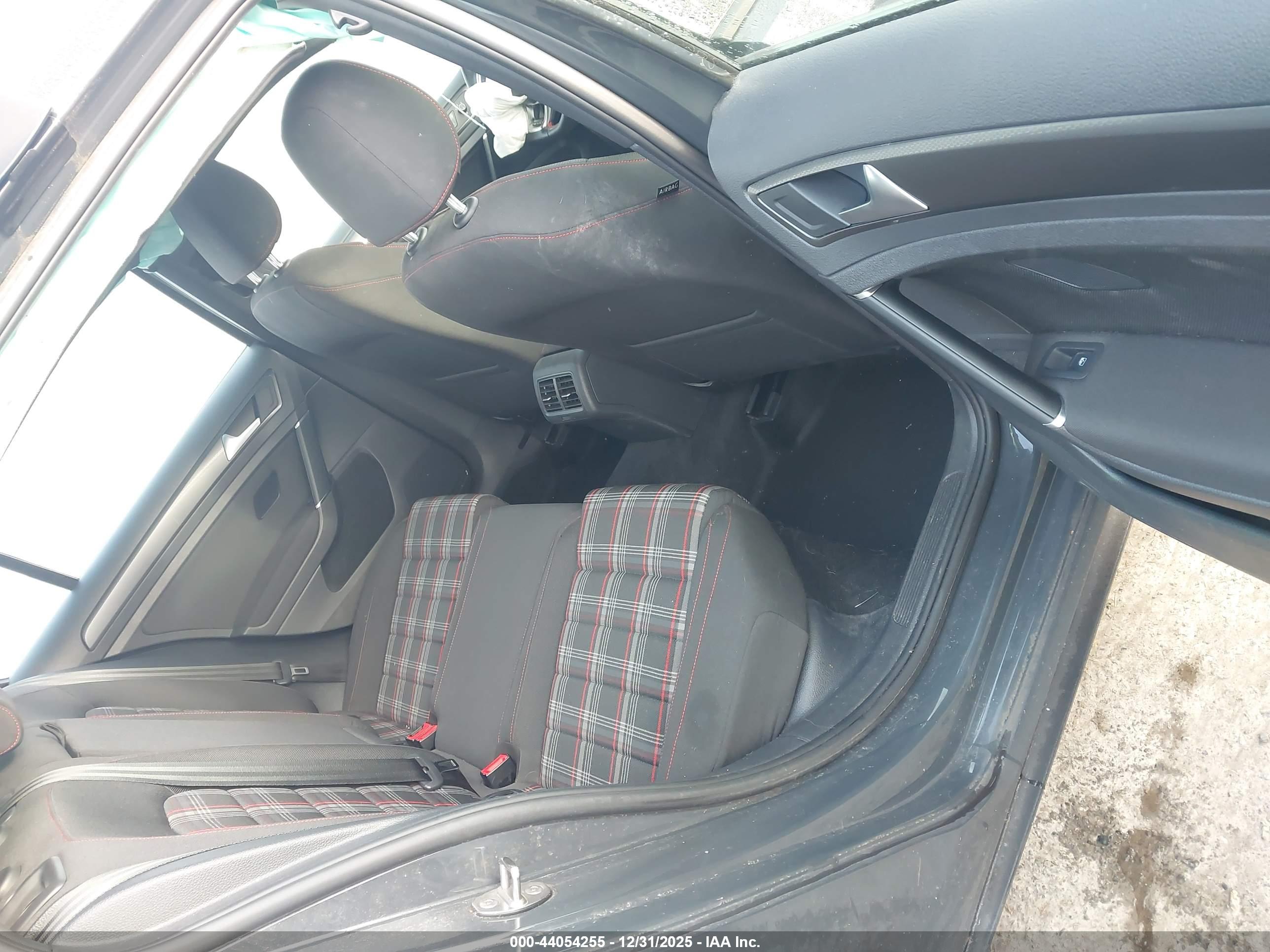 VOLKSWAGEN GOLF image 8