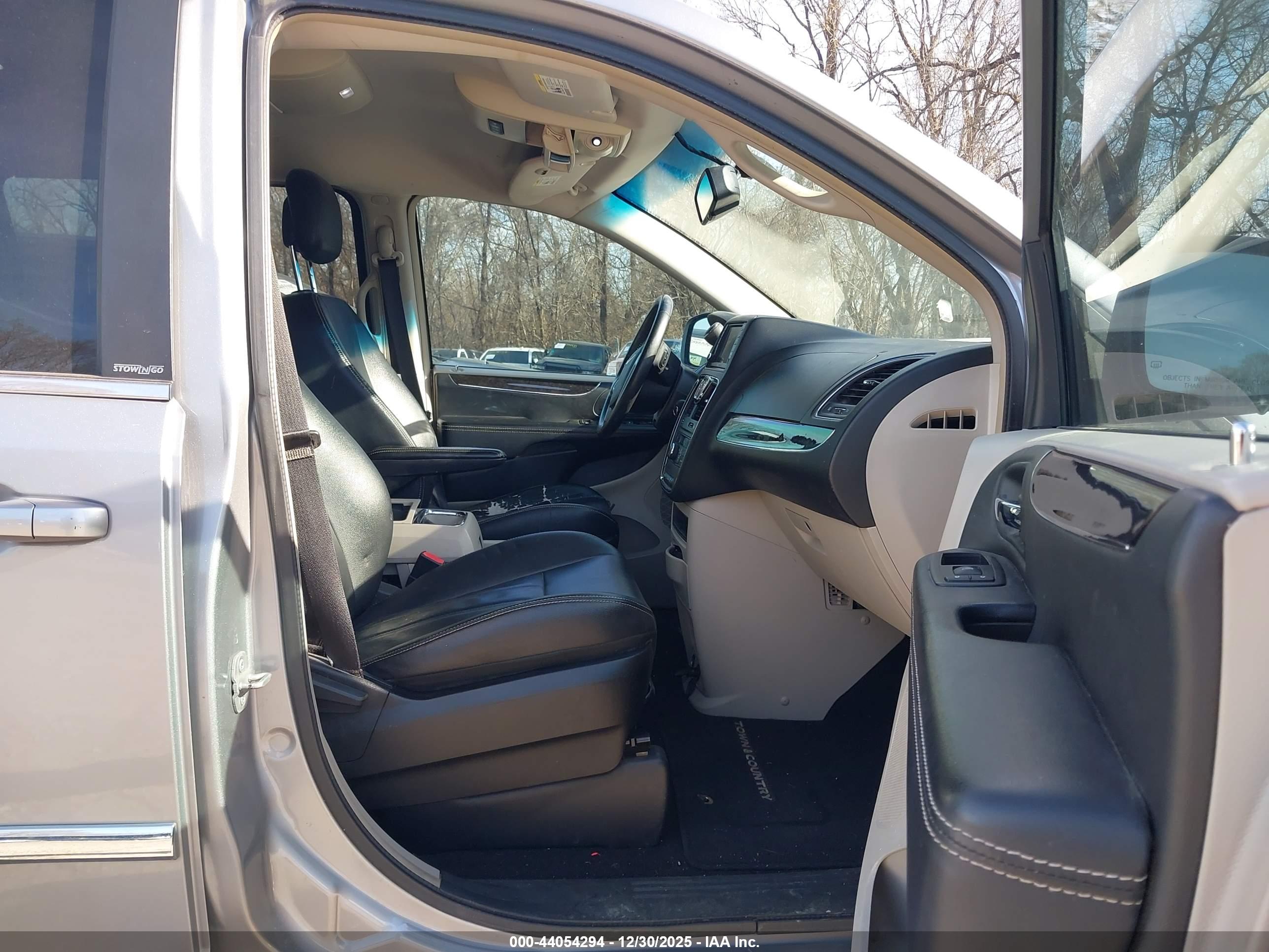 CHRYSLER TOWN image 5