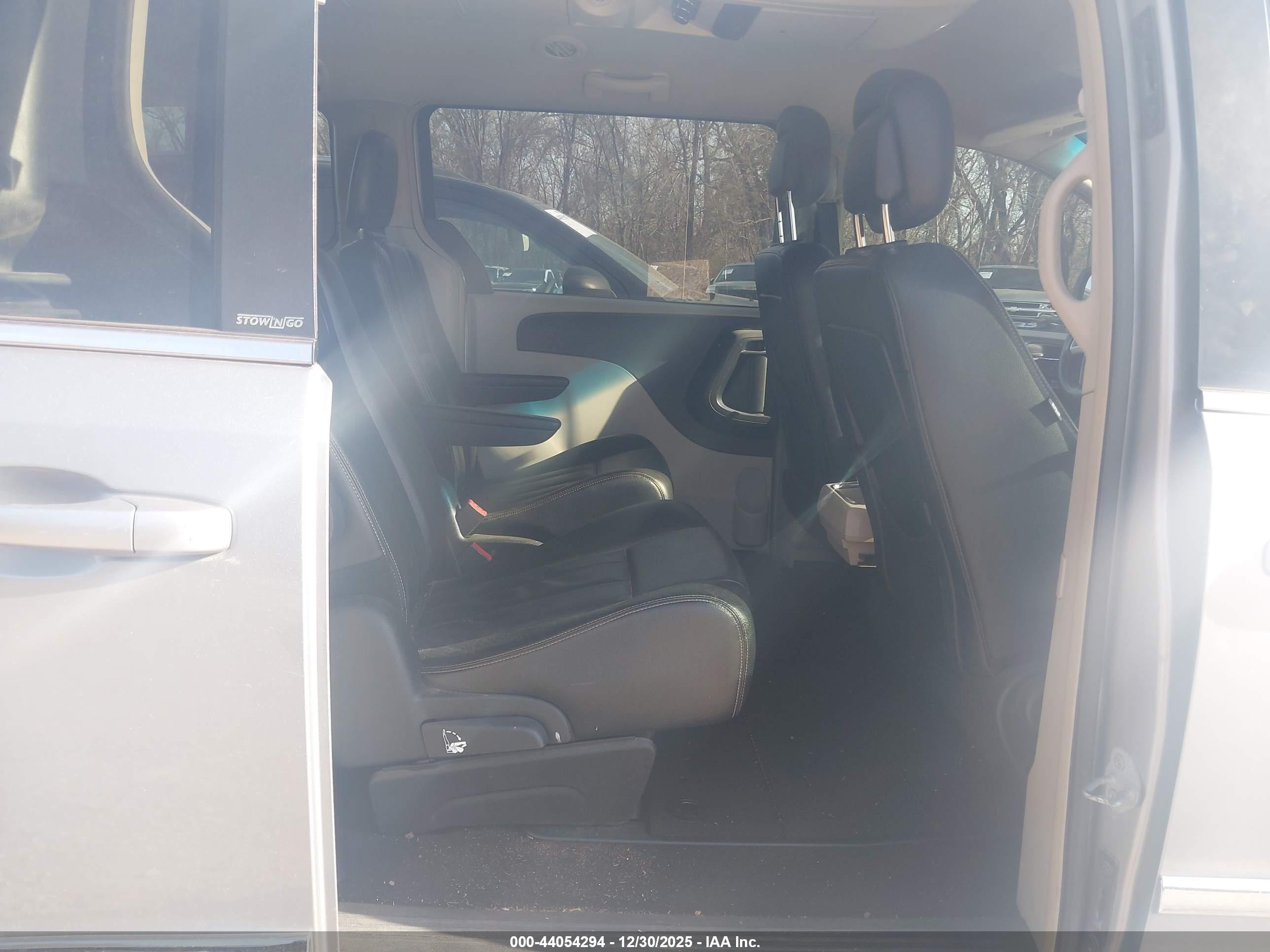 CHRYSLER TOWN image 8
