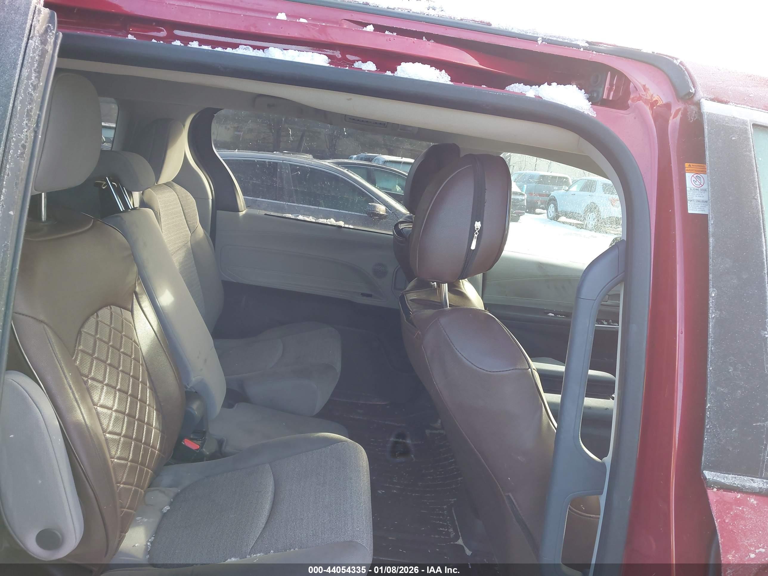 TOYOTA SIENNA image 8