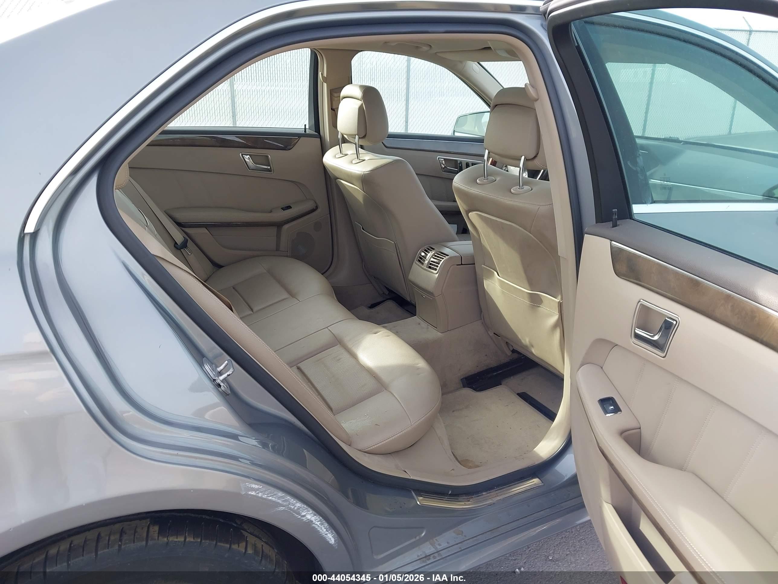 MERCEDES-BENZ E image 8