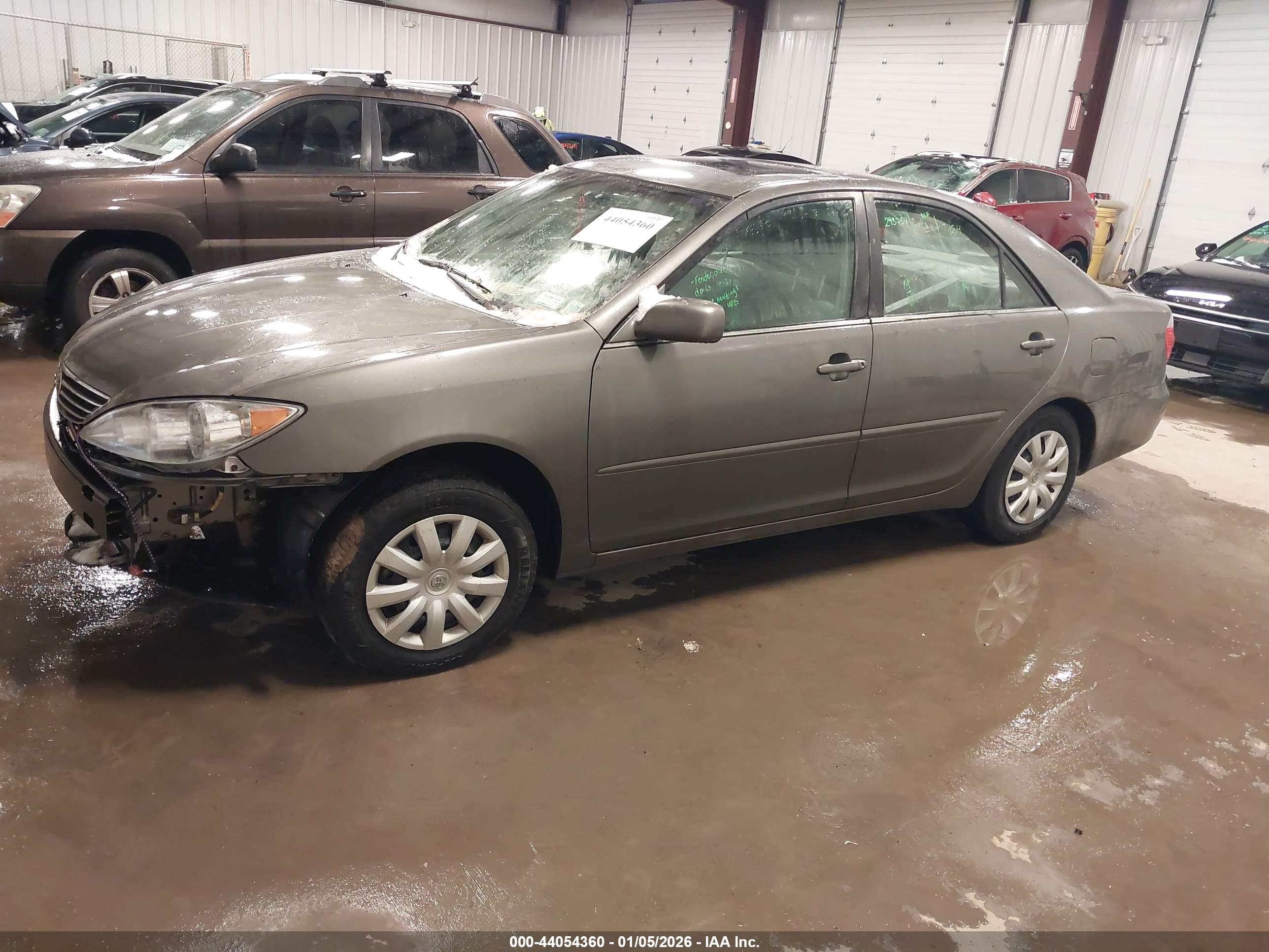 TOYOTA CAMRY image 2