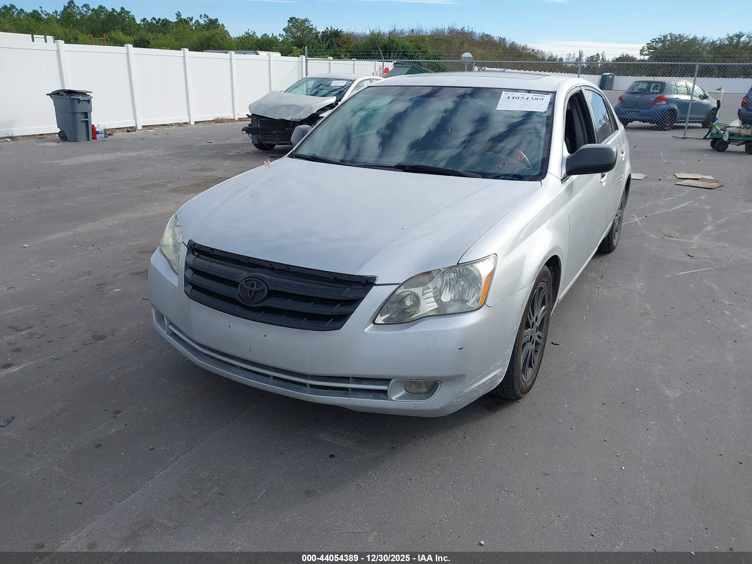 TOYOTA AVALON image 2